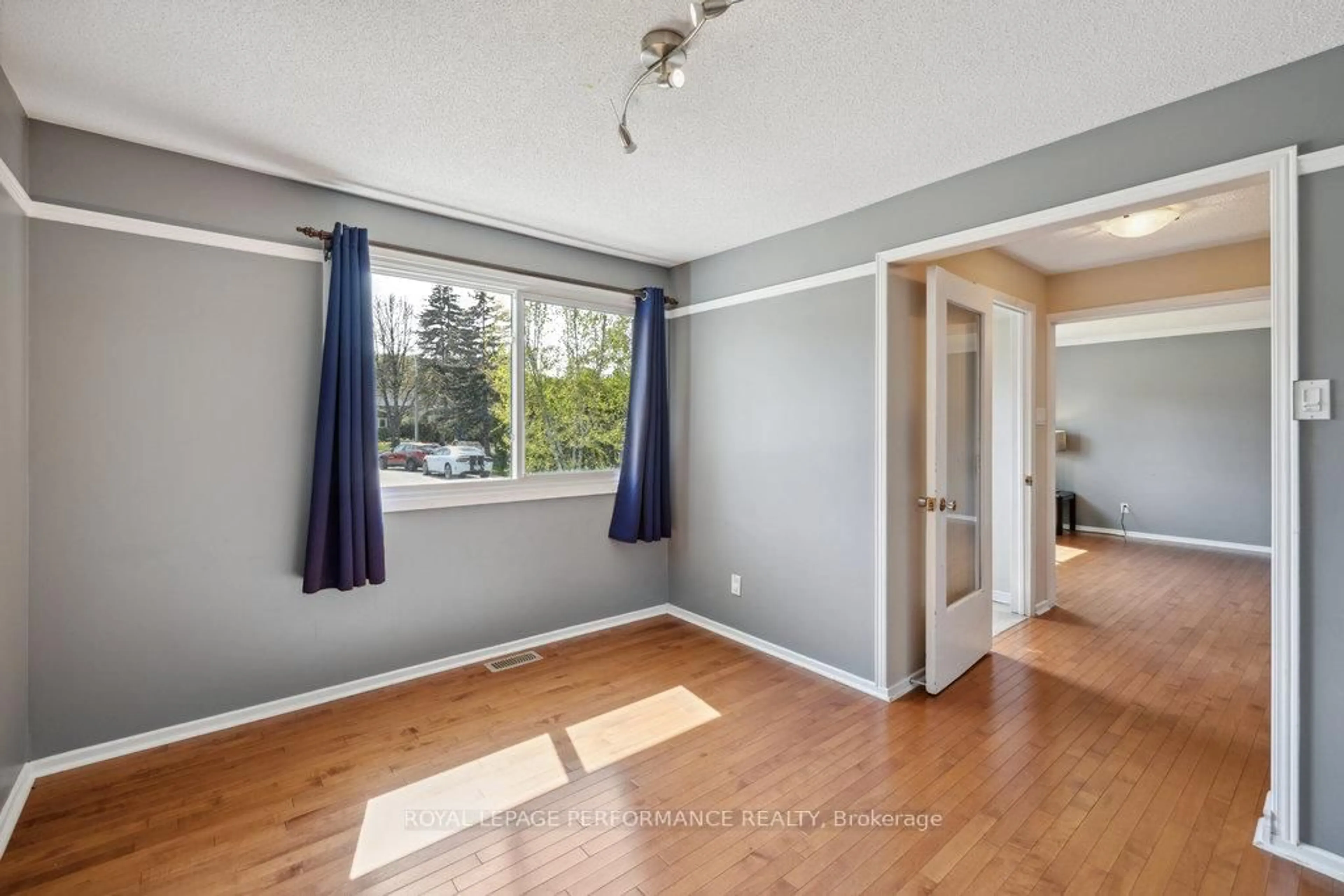 A pic of a room for 2045 Deerhurst Crt, Ottawa Ontario K1J 8H2