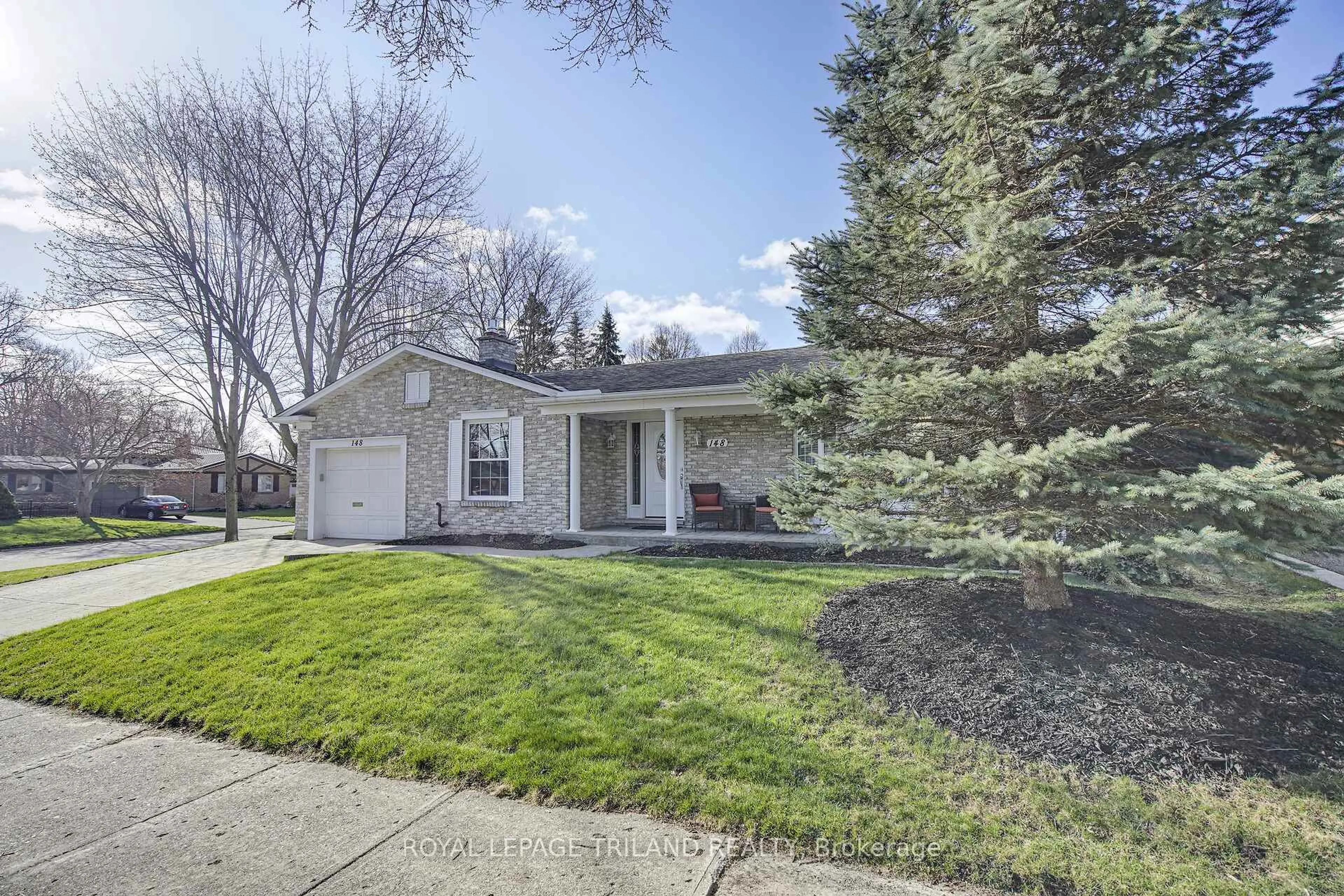 Home with vinyl exterior material, street for 148 Springfield Cres, London South Ontario N6K 2T6