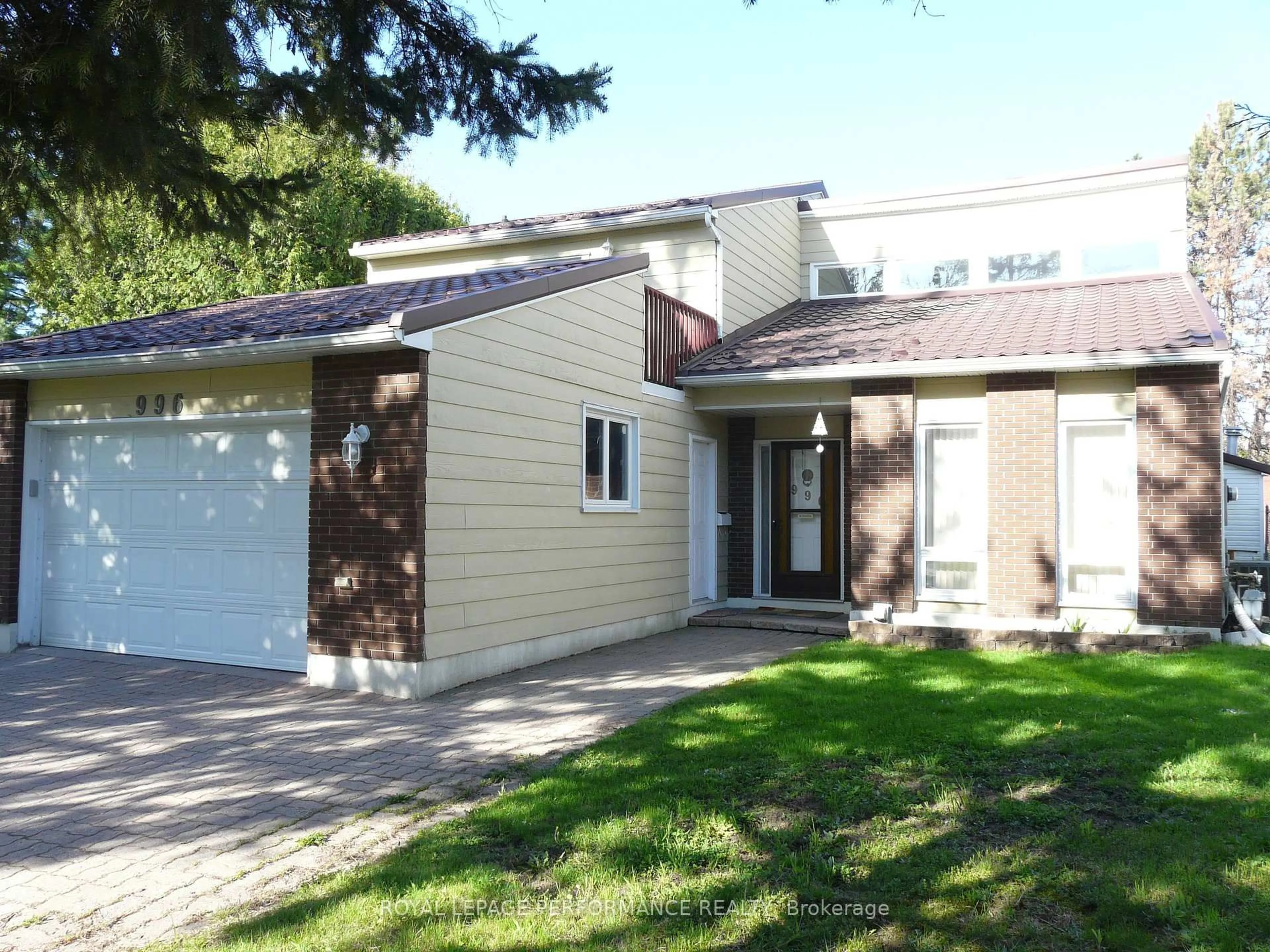 Home with vinyl exterior material, street for 996 Laporte St, Gloucester Ontario K1J 7B4
