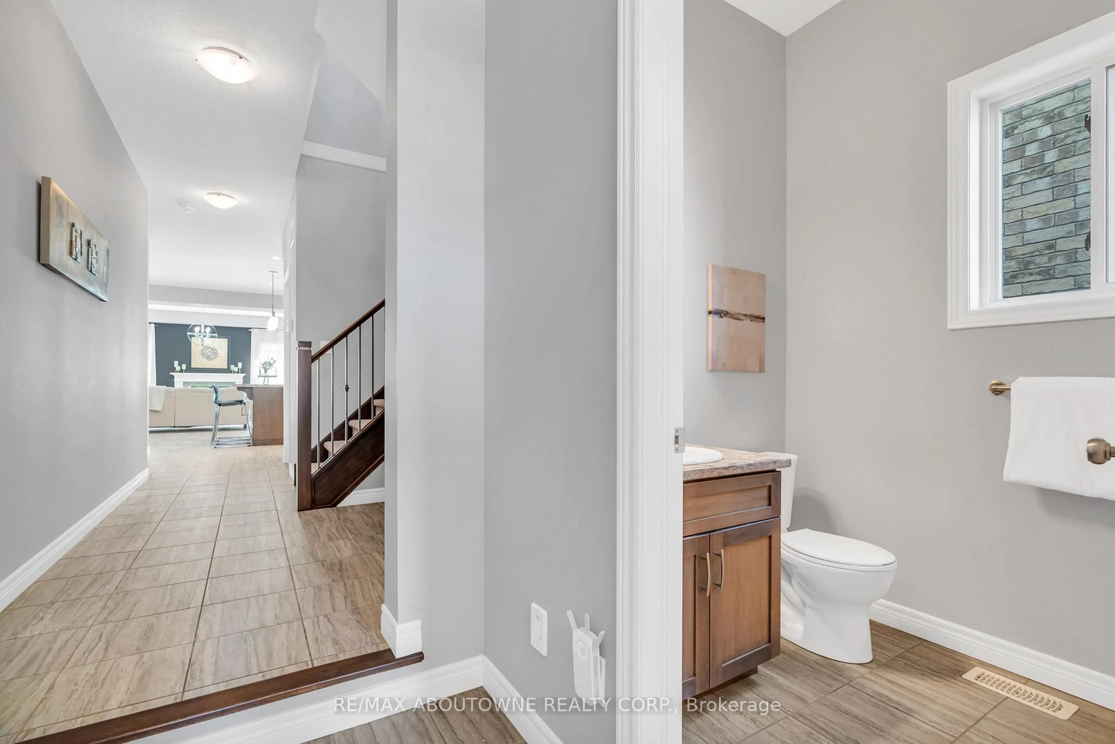 Indoor entryway for 175 Dallan Dr, Guelph Ontario N1L 0N4