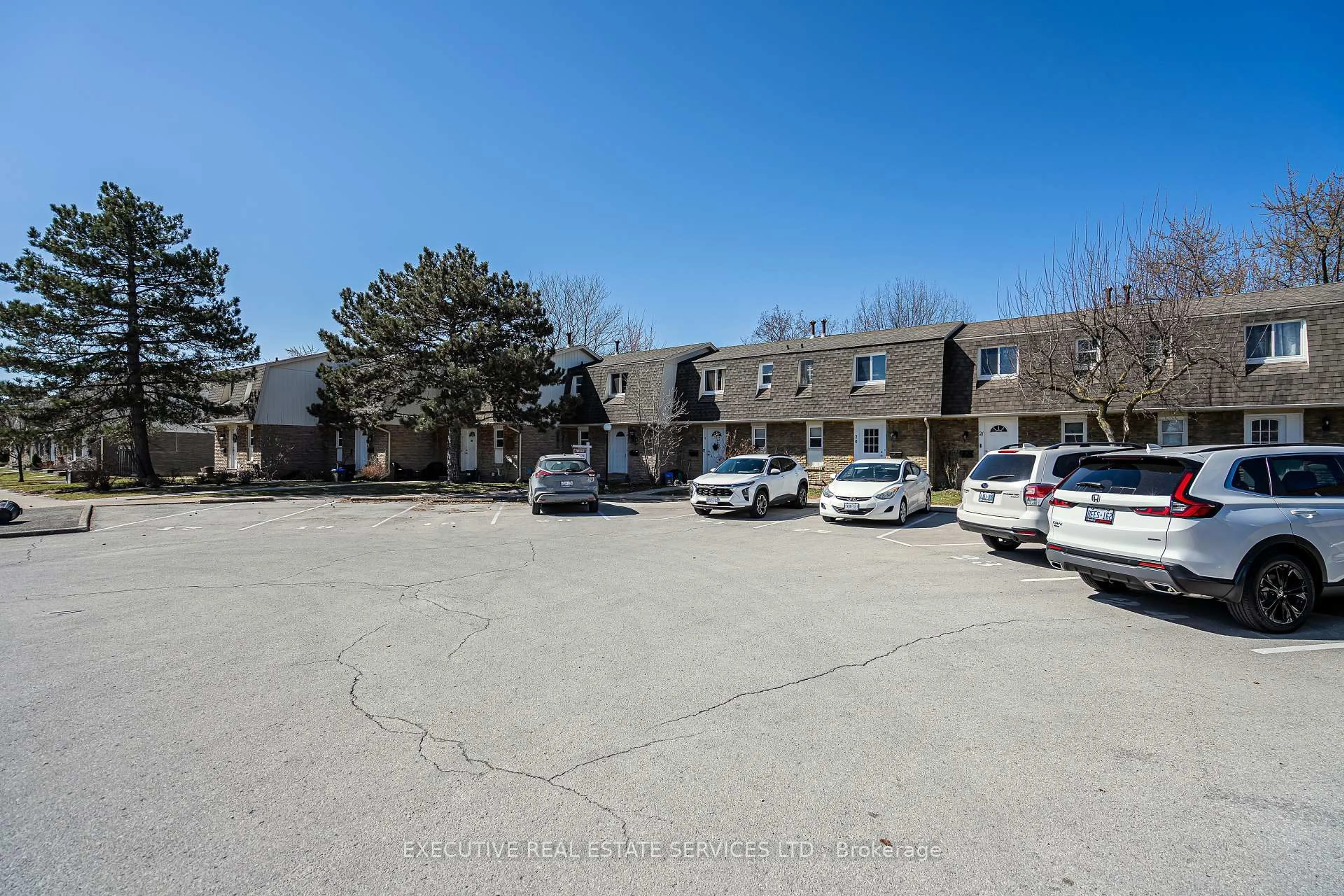 A pic from outside/outdoor area/front of a property/back of a property/a pic from drone, street for 131 ROCKWOOD Ave #18, St. Catharines Ontario L2P 3K4
