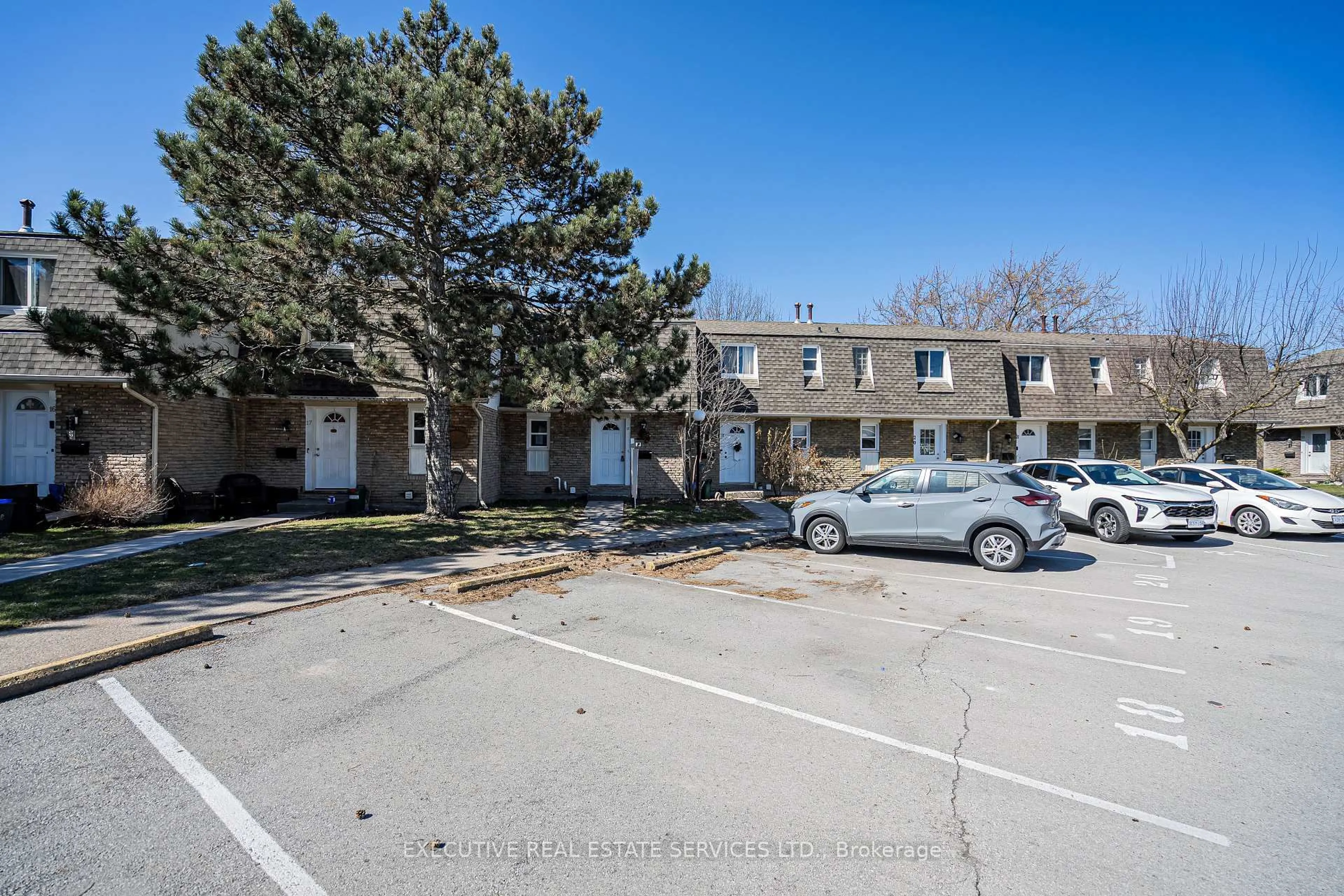 A pic from outside/outdoor area/front of a property/back of a property/a pic from drone, street for 131 ROCKWOOD Ave #18, St. Catharines Ontario L2P 3K4