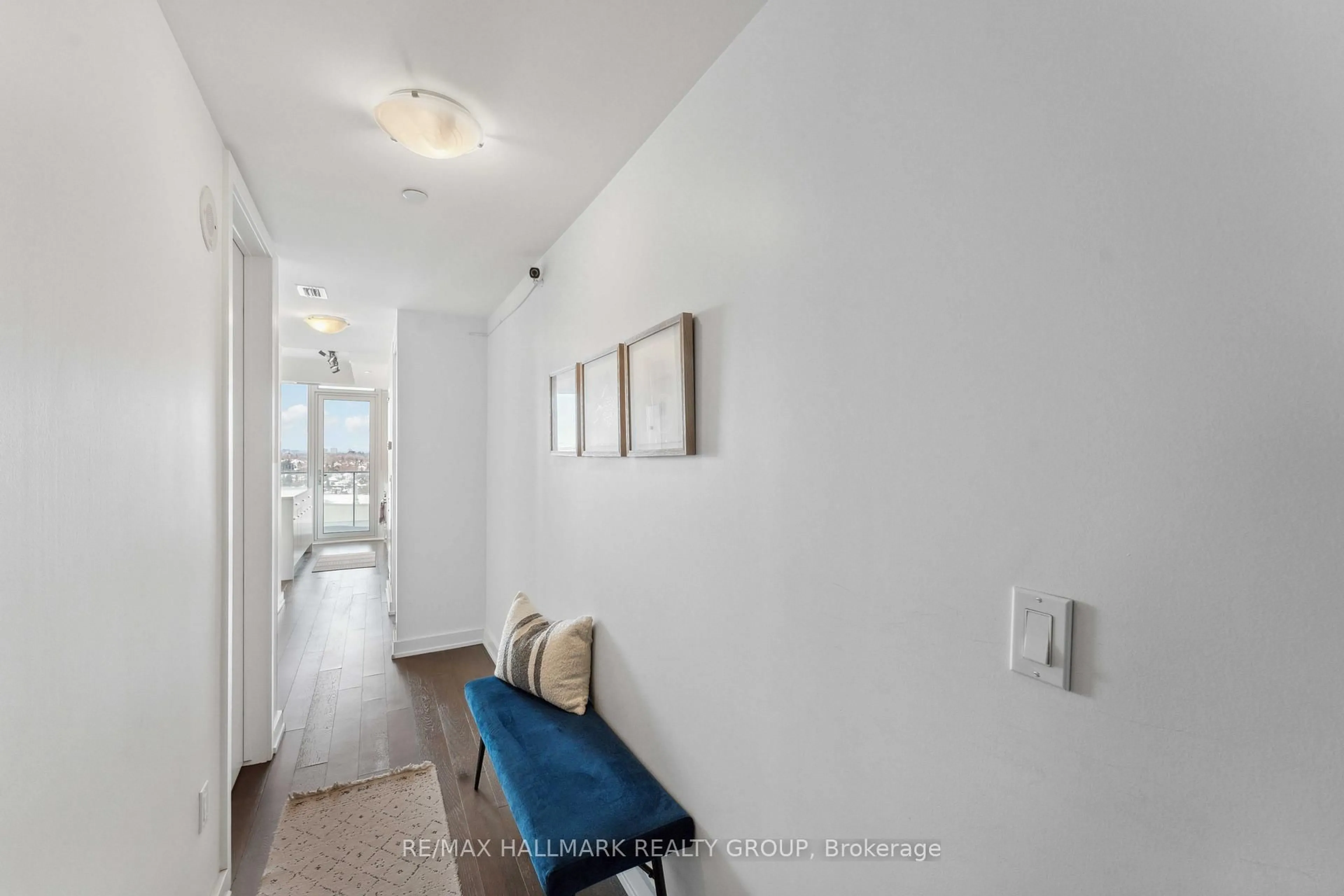 Indoor entryway for 111 Champagne Ave #1602, Ottawa Ontario K1S 5V3