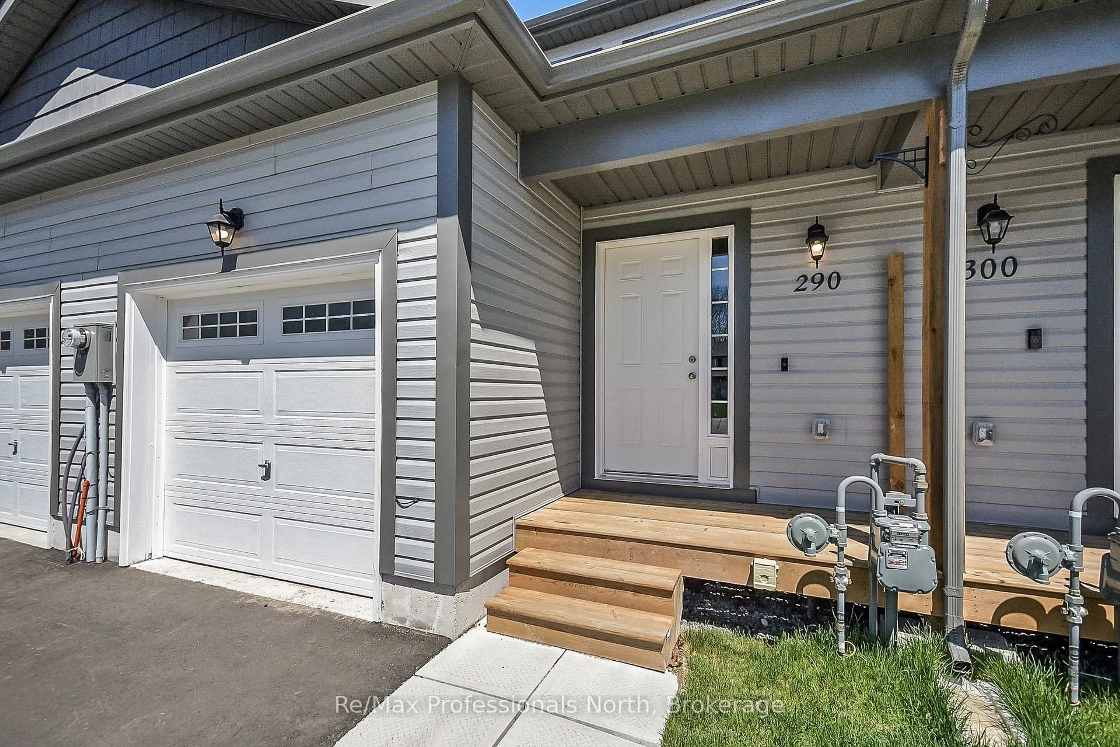 Unknown for 290 Daffodil Crt, Gravenhurst Ontario P1P 0B8