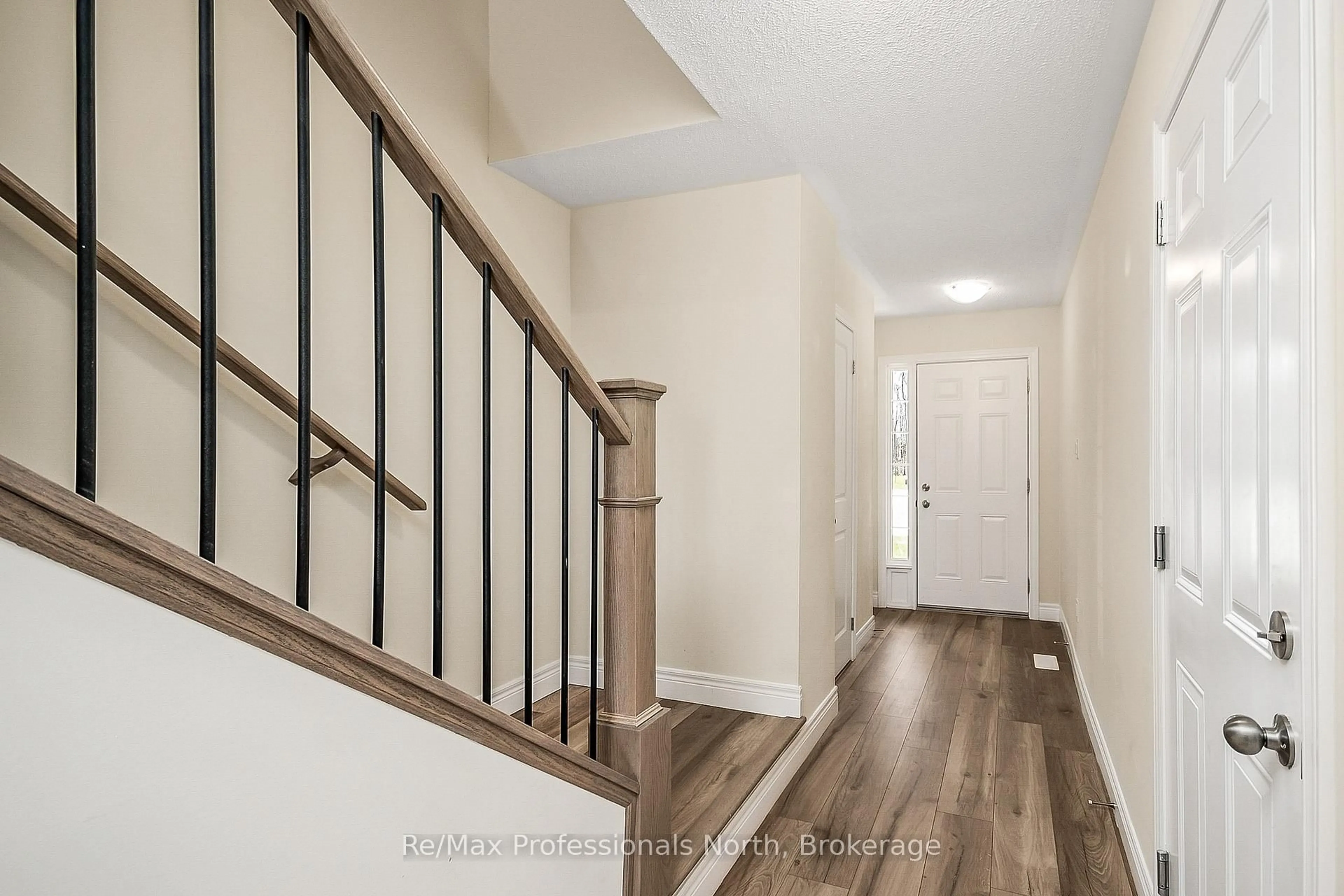 Indoor entryway for 290 Daffodil Crt, Gravenhurst Ontario P1P 0B8