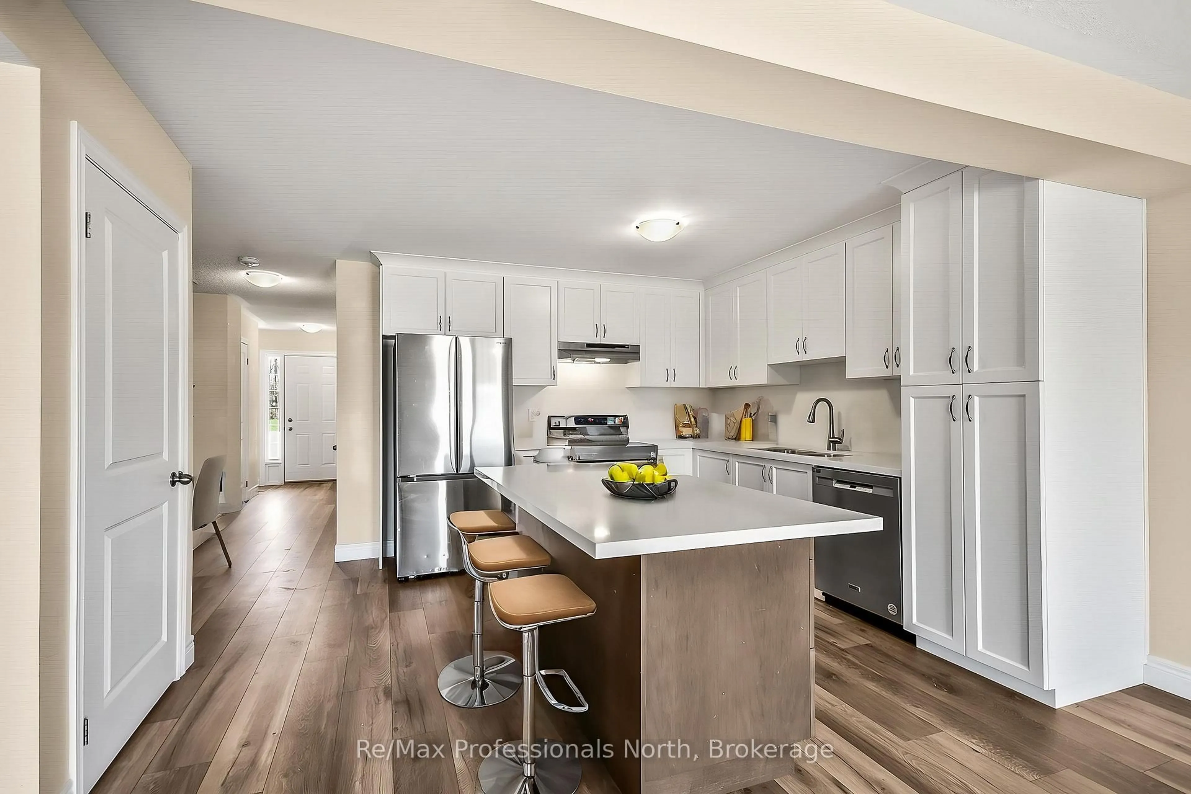 Open concept kitchen, unknown for 290 Daffodil Crt, Gravenhurst Ontario P1P 0B8
