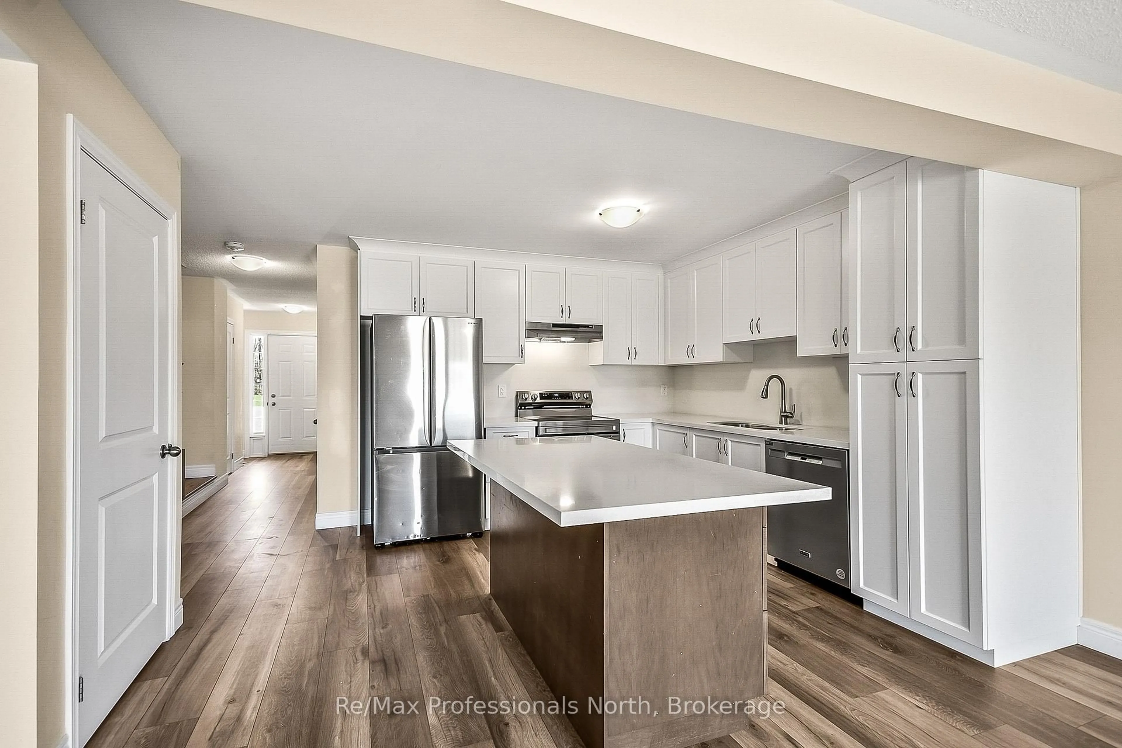Open concept kitchen, unknown for 290 Daffodil Crt, Gravenhurst Ontario P1P 0B8