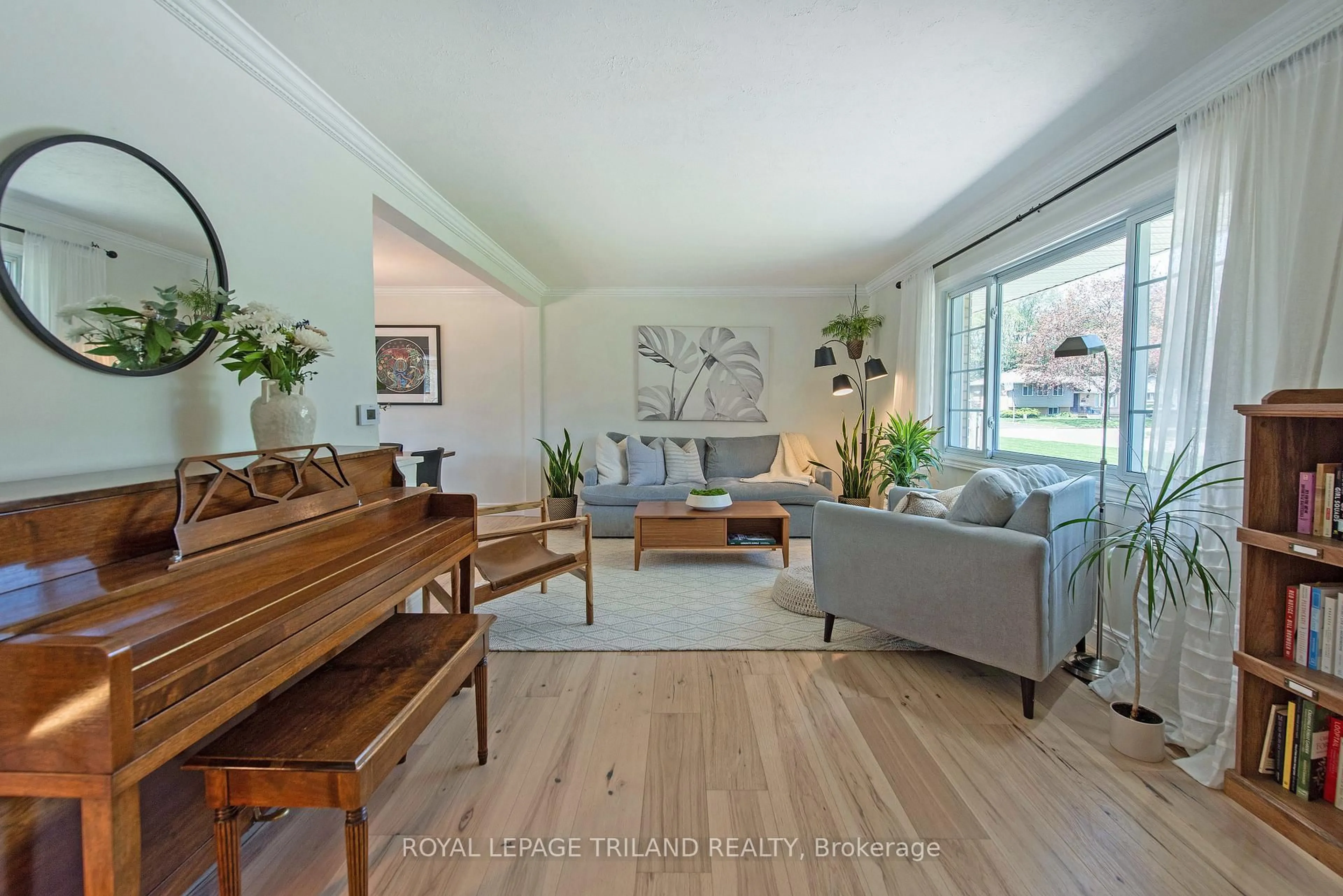 Living room with furniture, wood/laminate floor for 673 Algoma Ave, London North Ontario N5X 1W4