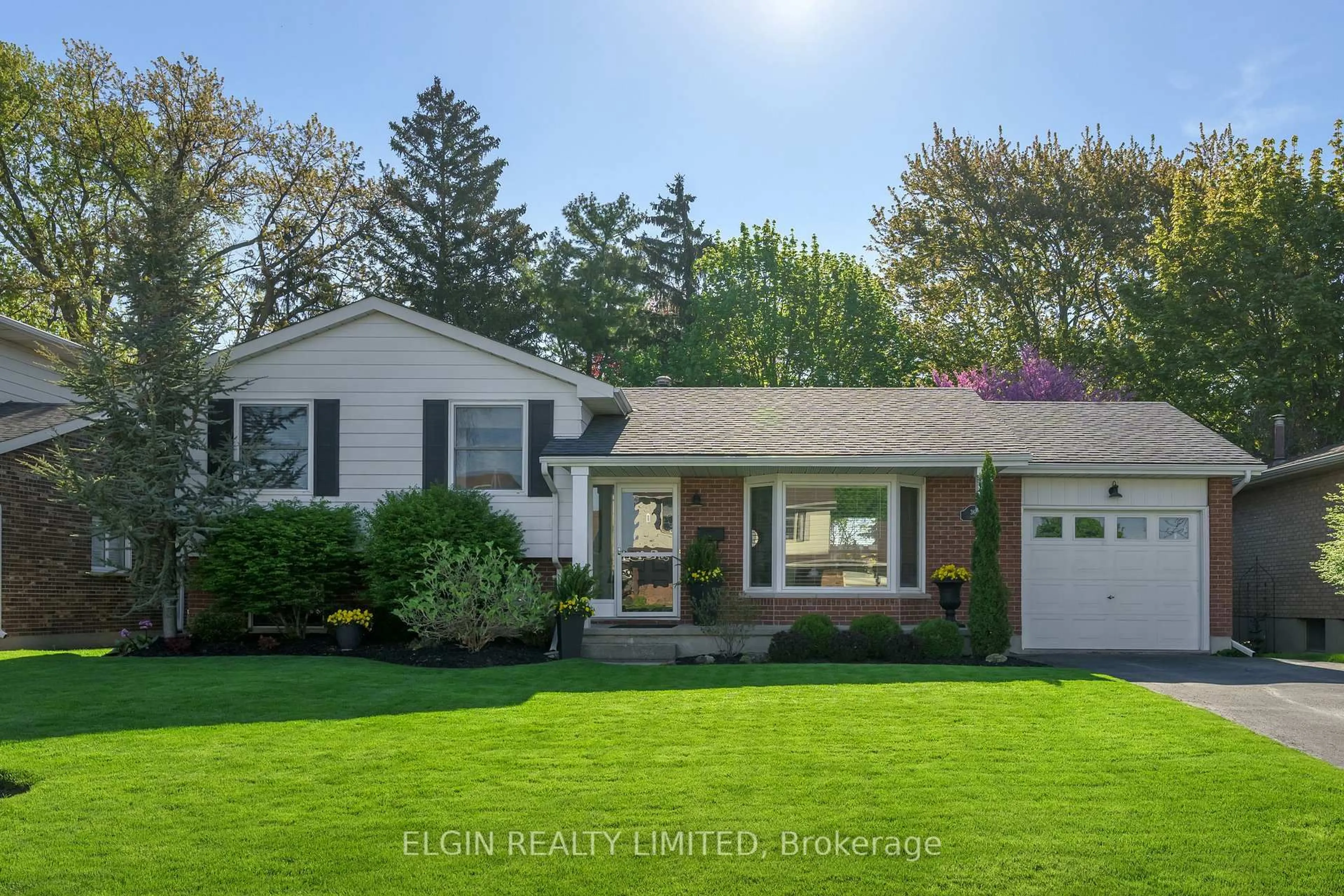 Home with vinyl exterior material, street for 36 LUTON Cres, St. Thomas Ontario N5R 5K1