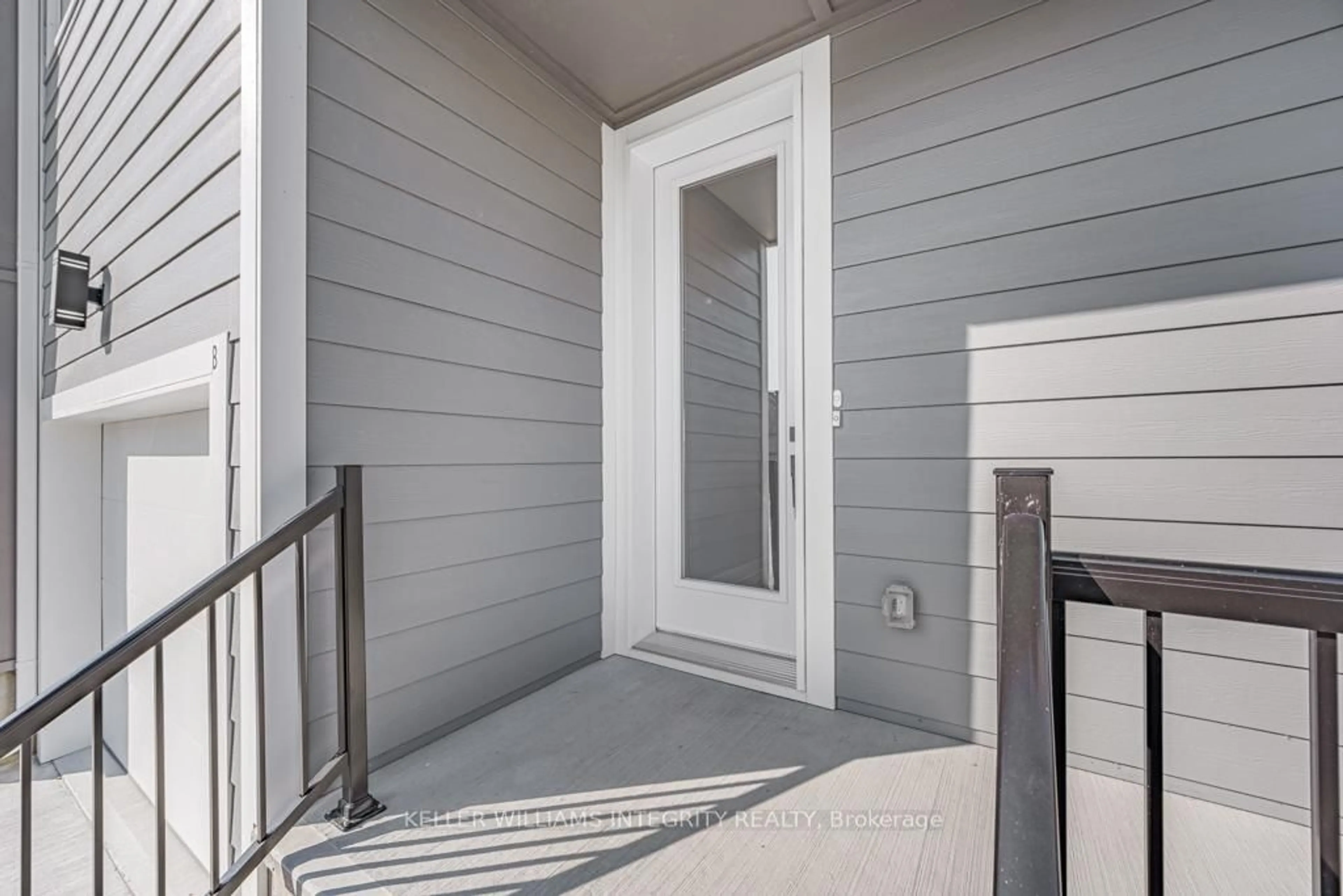 Indoor entryway for 875 CONTOUR St #A, Ottawa Ontario K1W 0G6