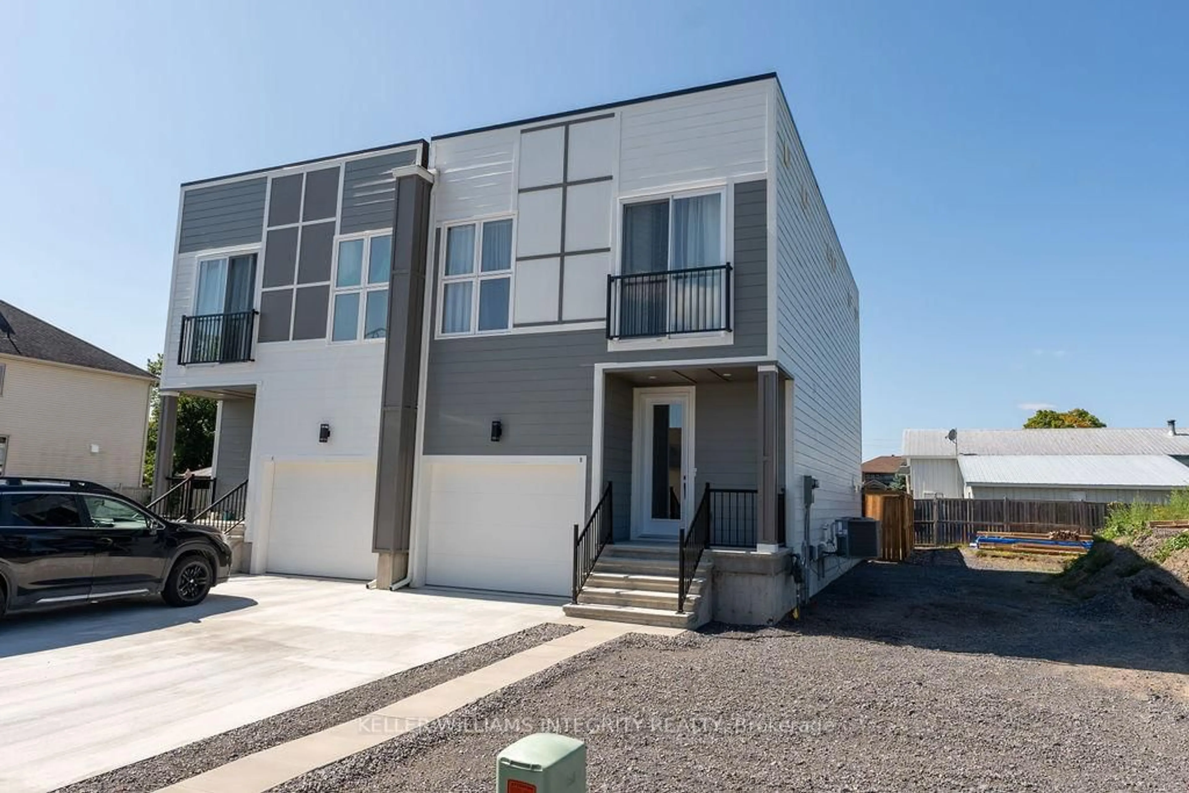 Home with vinyl exterior material, street for 875 CONTOUR St #A, Ottawa Ontario K1W 0G6