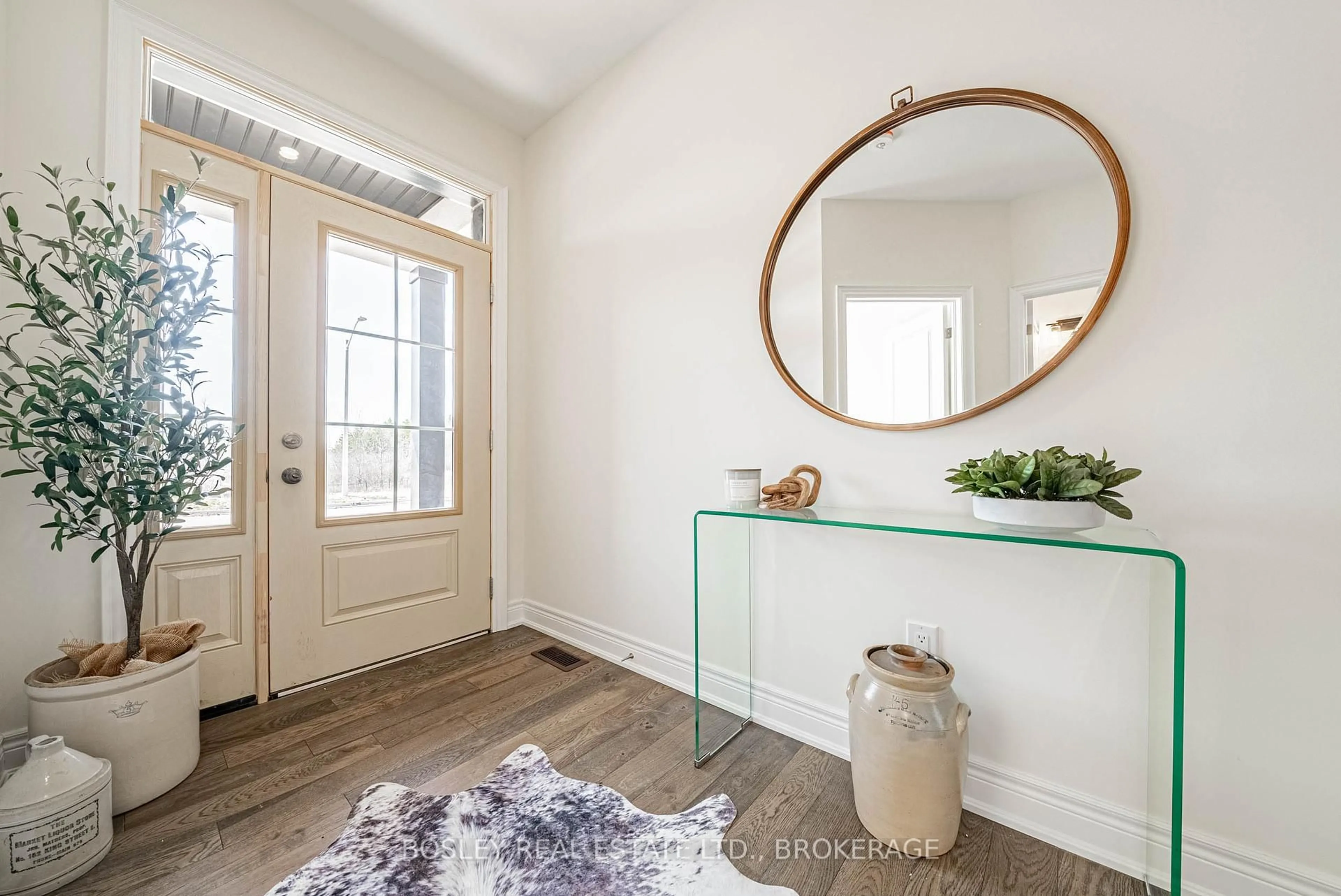 Indoor entryway for 516 Royal Ridge Dr, Fort Erie Ontario L0S 1N0