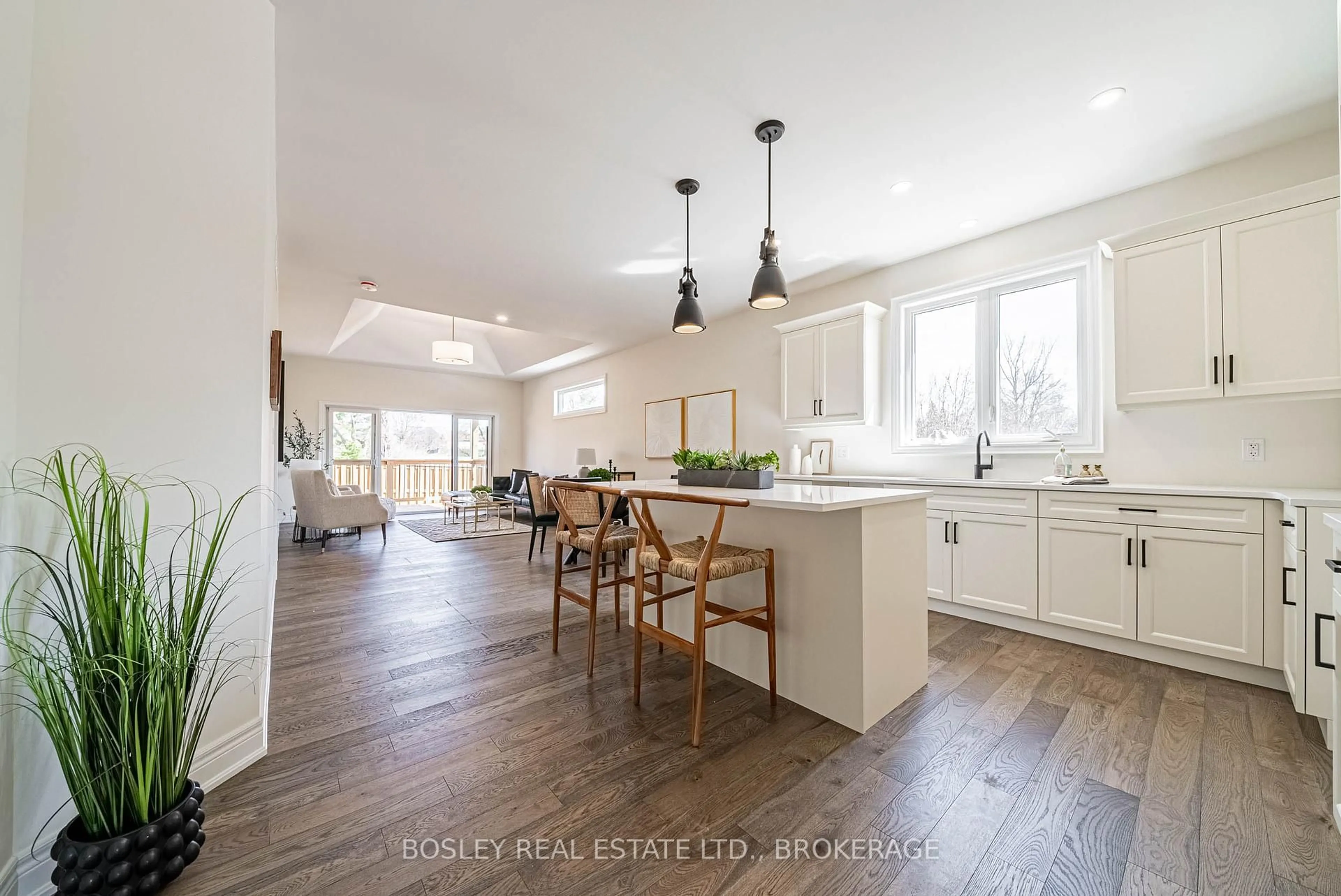 Open concept kitchen, unknown for 516 Royal Ridge Dr, Fort Erie Ontario L0S 1N0