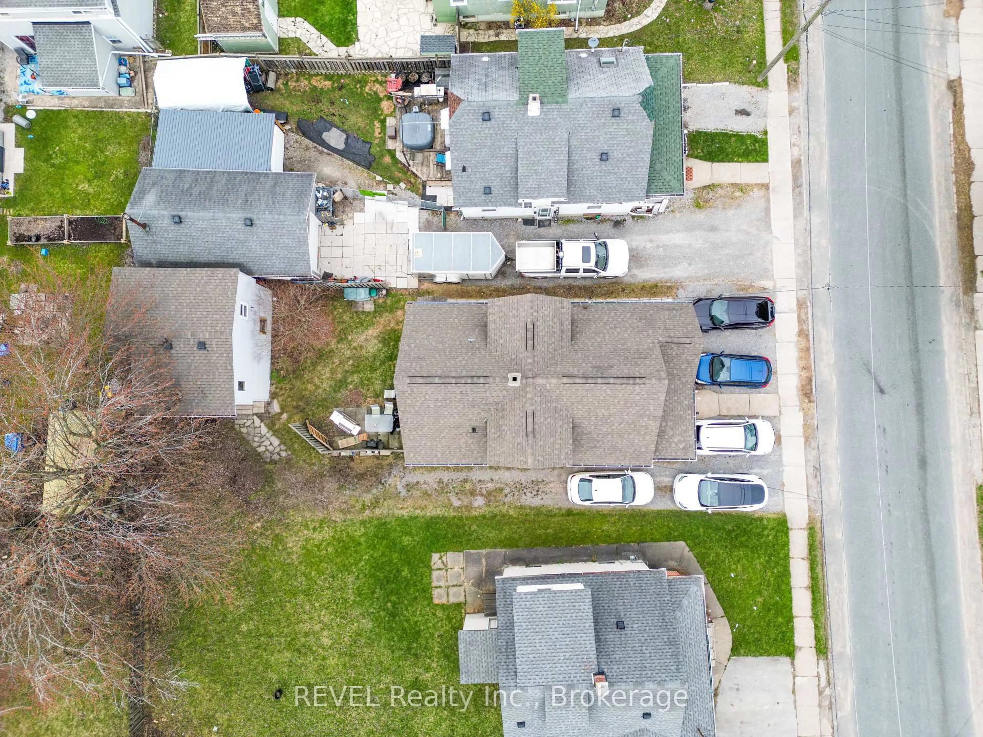A pic from outside/outdoor area/front of a property/back of a property/a pic from drone, street for 5685 Temperance Ave, Niagara Falls Ontario L2G 4A6