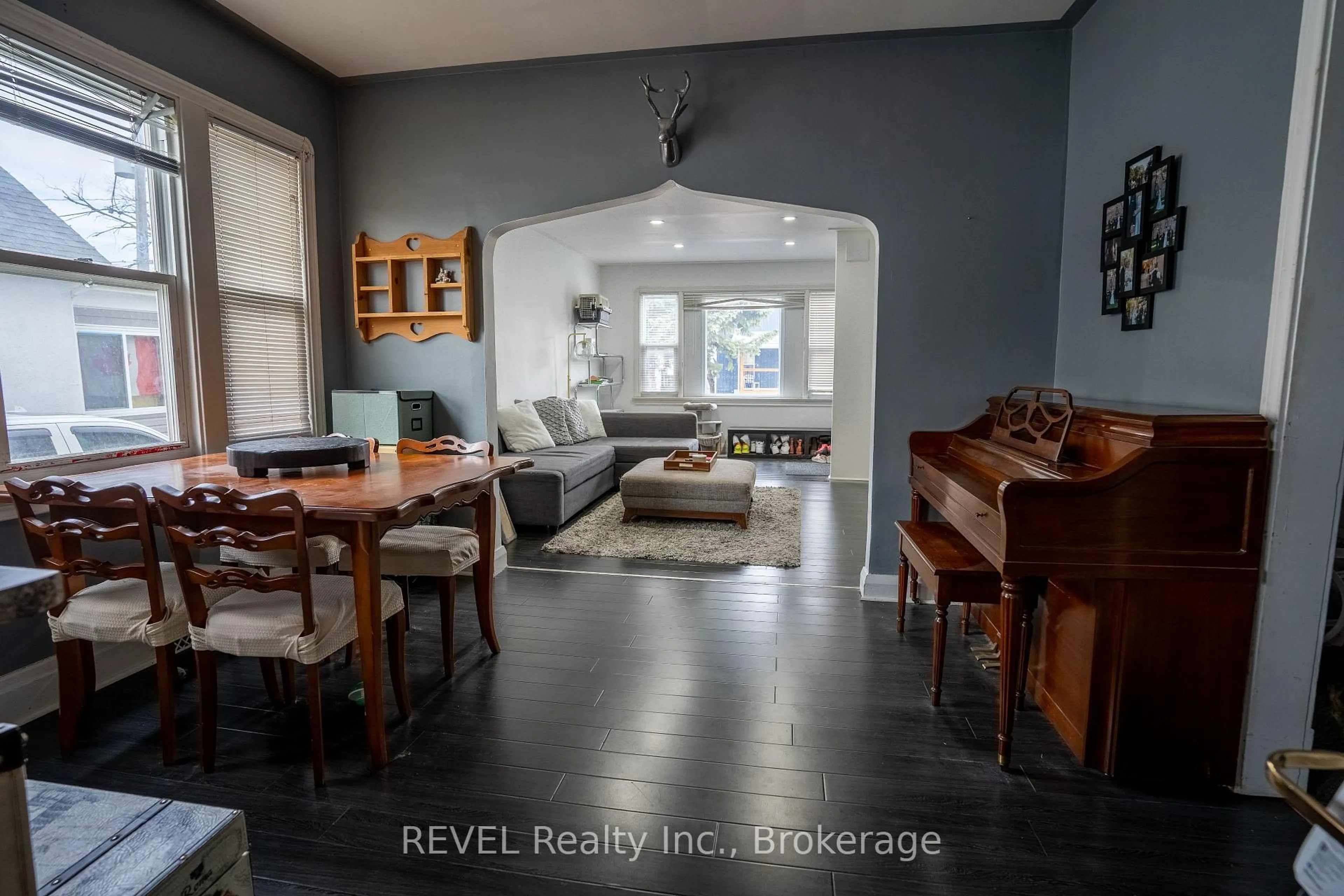 Living room with furniture, ceramic/tile floor for 5685 Temperance Ave, Niagara Falls Ontario L2G 4A6