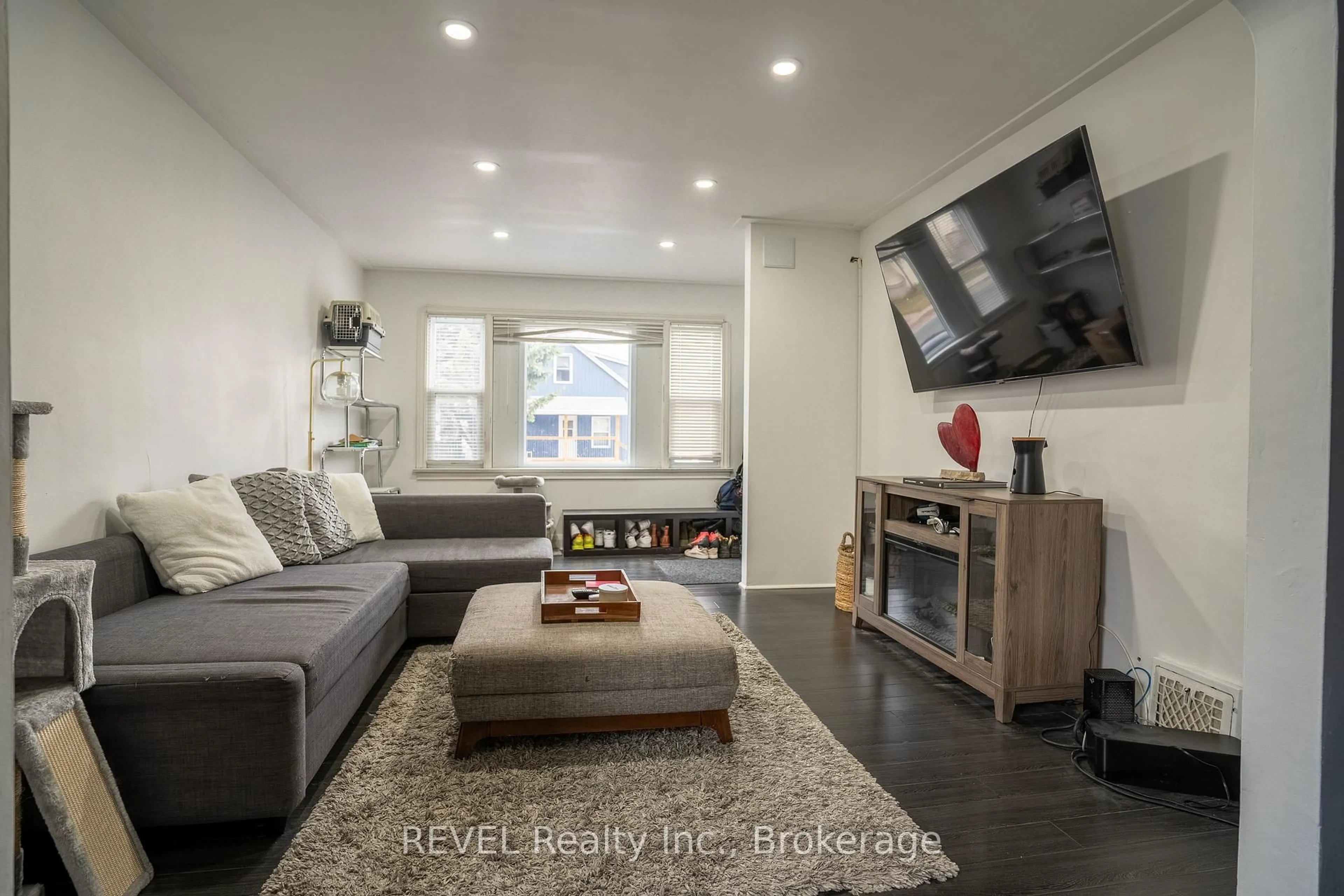Living room with furniture, unknown for 5685 Temperance Ave, Niagara Falls Ontario L2G 4A6