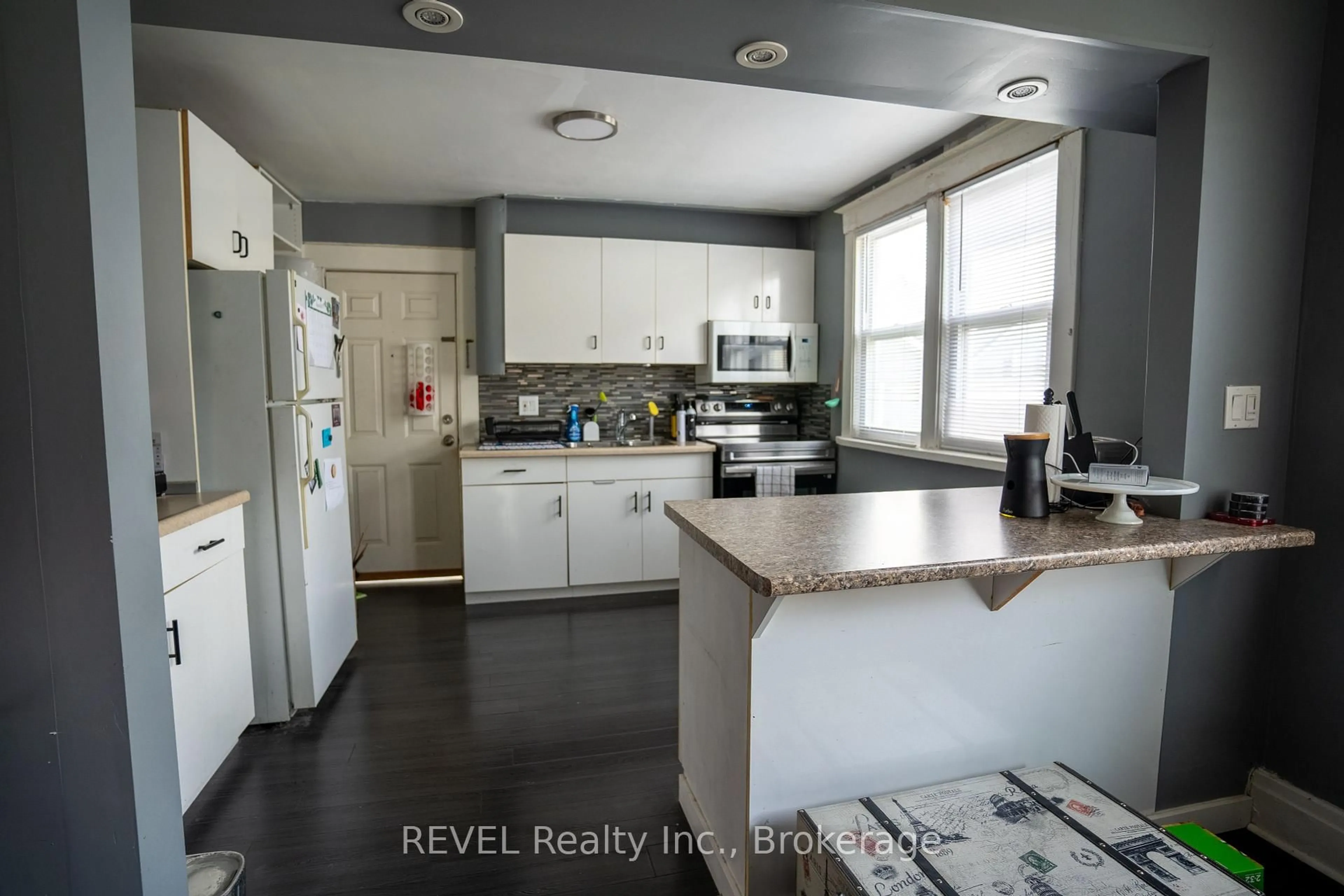 Open concept kitchen, ceramic/tile floor for 5685 Temperance Ave, Niagara Falls Ontario L2G 4A6