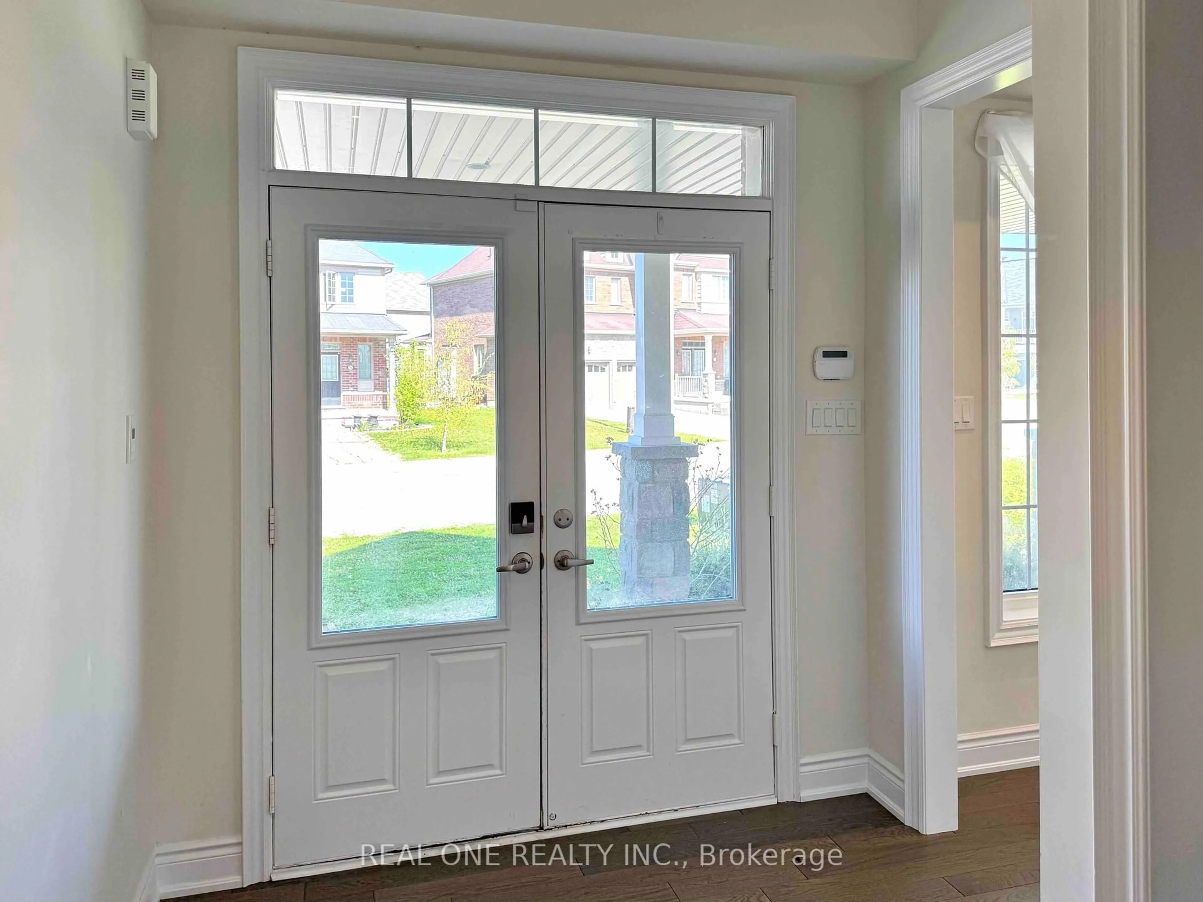 Indoor entryway for 7570 Goldenrod Tr, Niagara Falls Ontario L2H 0K5