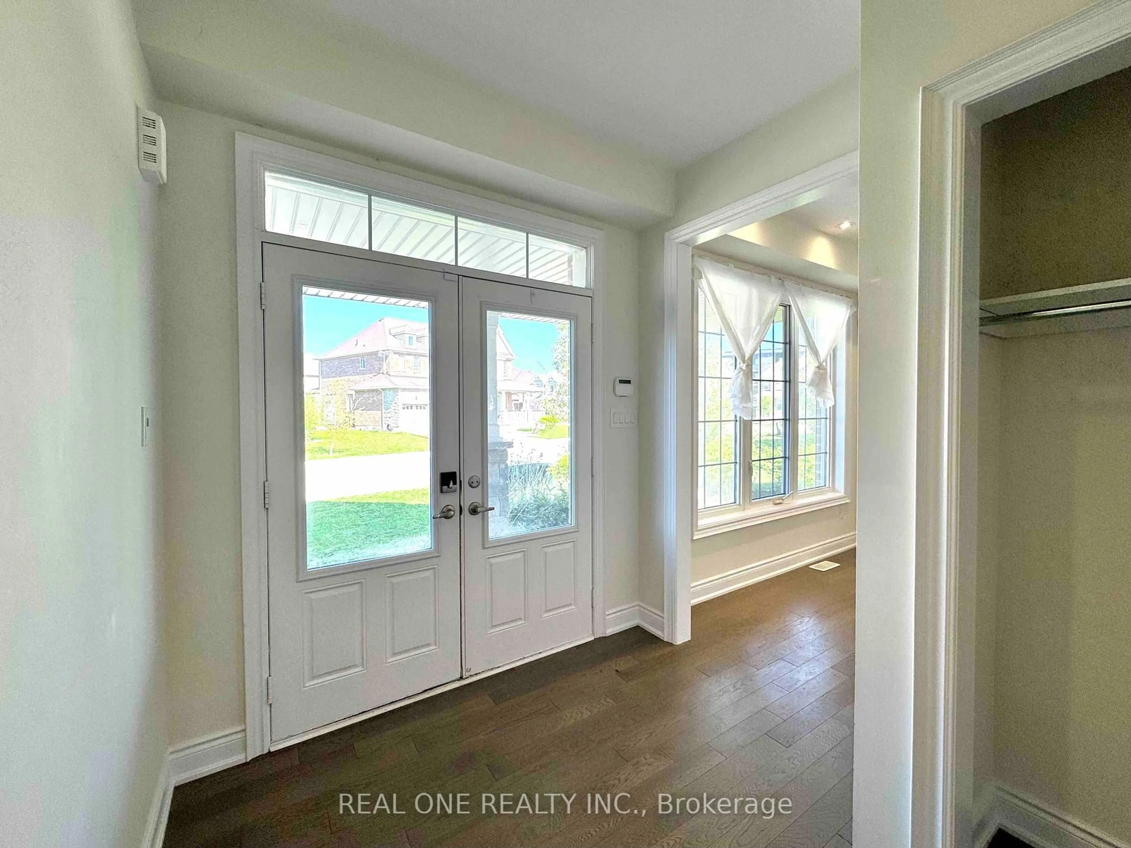 Indoor entryway for 7570 Goldenrod Tr, Niagara Falls Ontario L2H 0K5