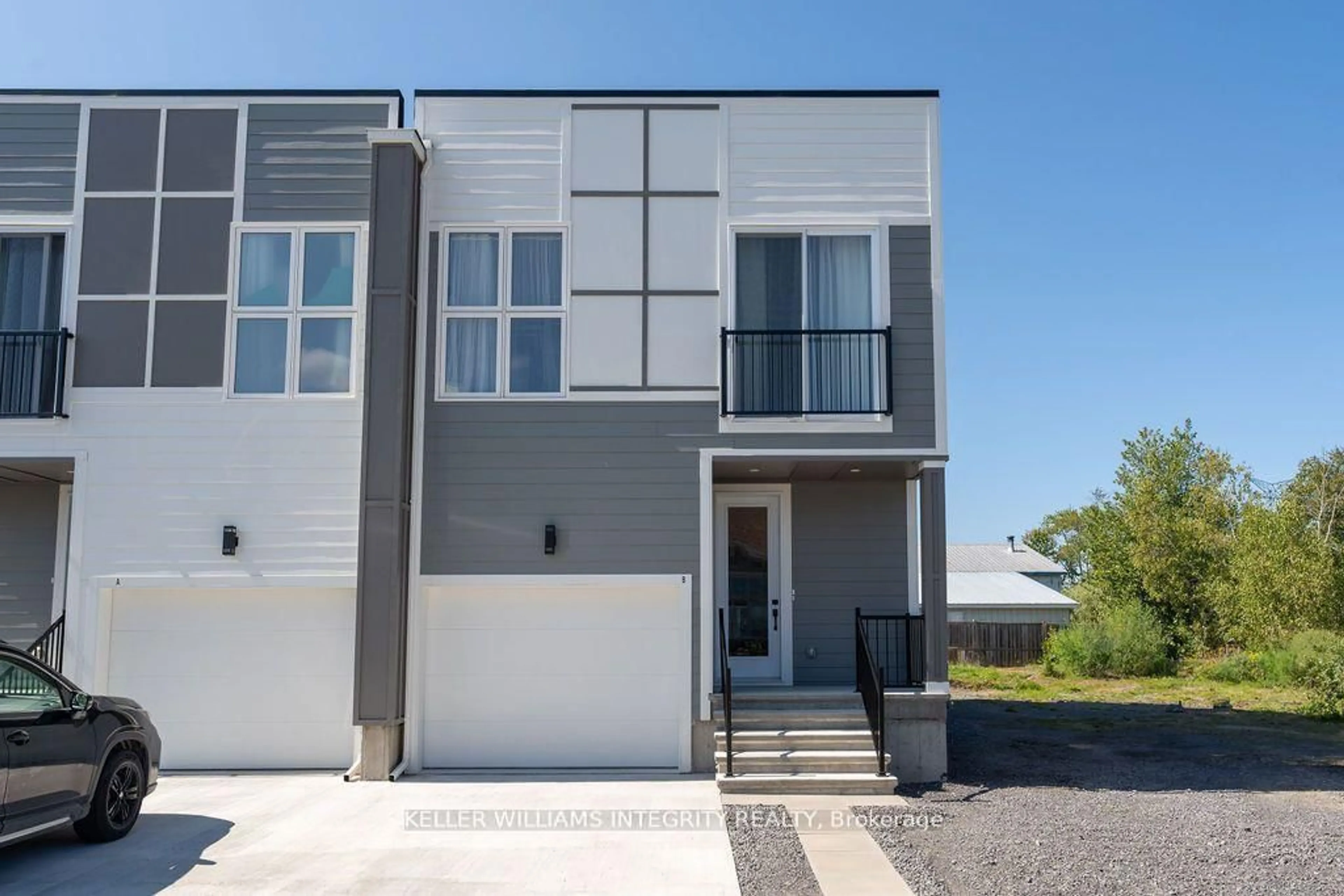 Home with vinyl exterior material, street for 875 CONTOUR St #B, Ottawa Ontario K1W 0G6