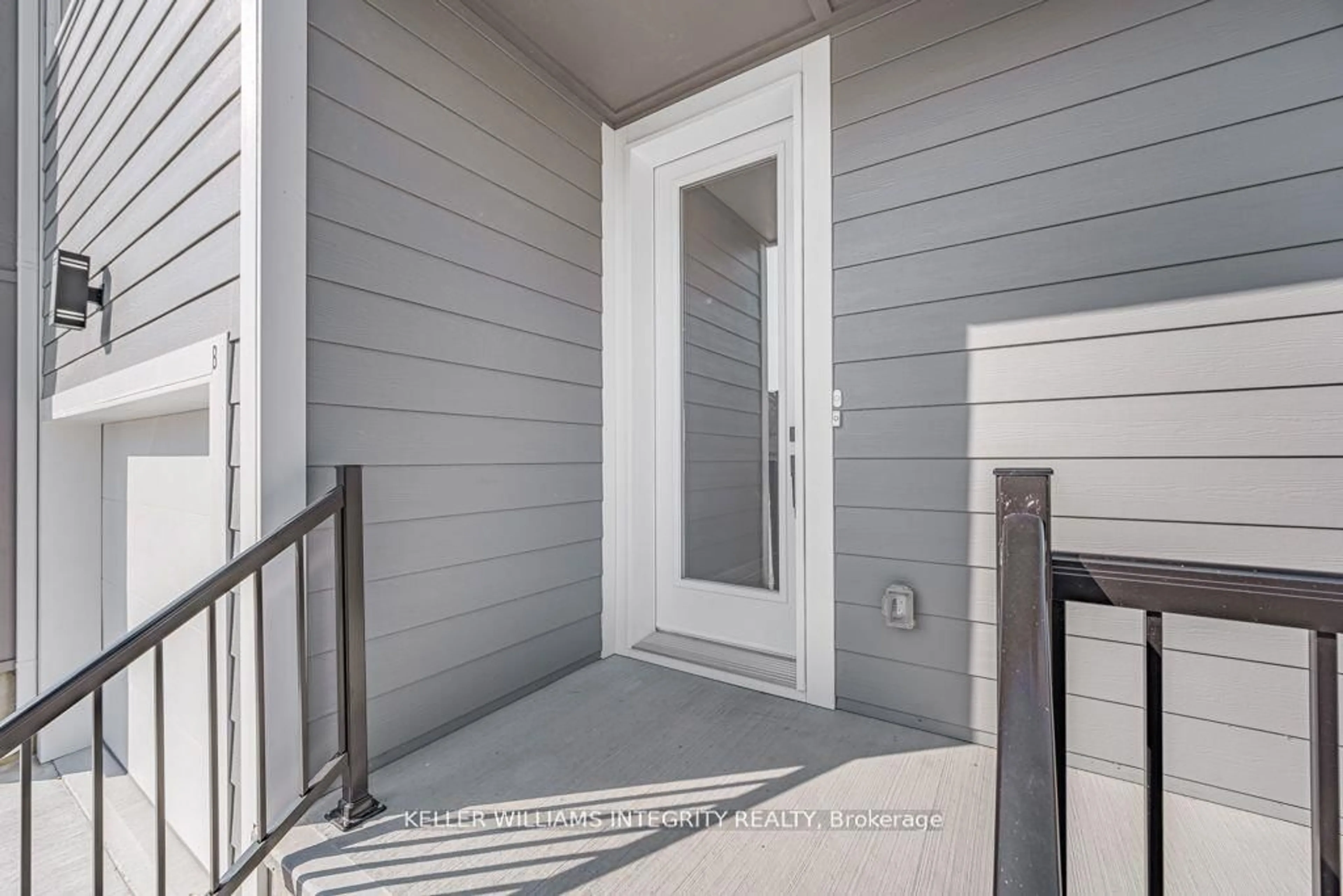 Indoor entryway for 875 CONTOUR St #B, Ottawa Ontario K1W 0G6