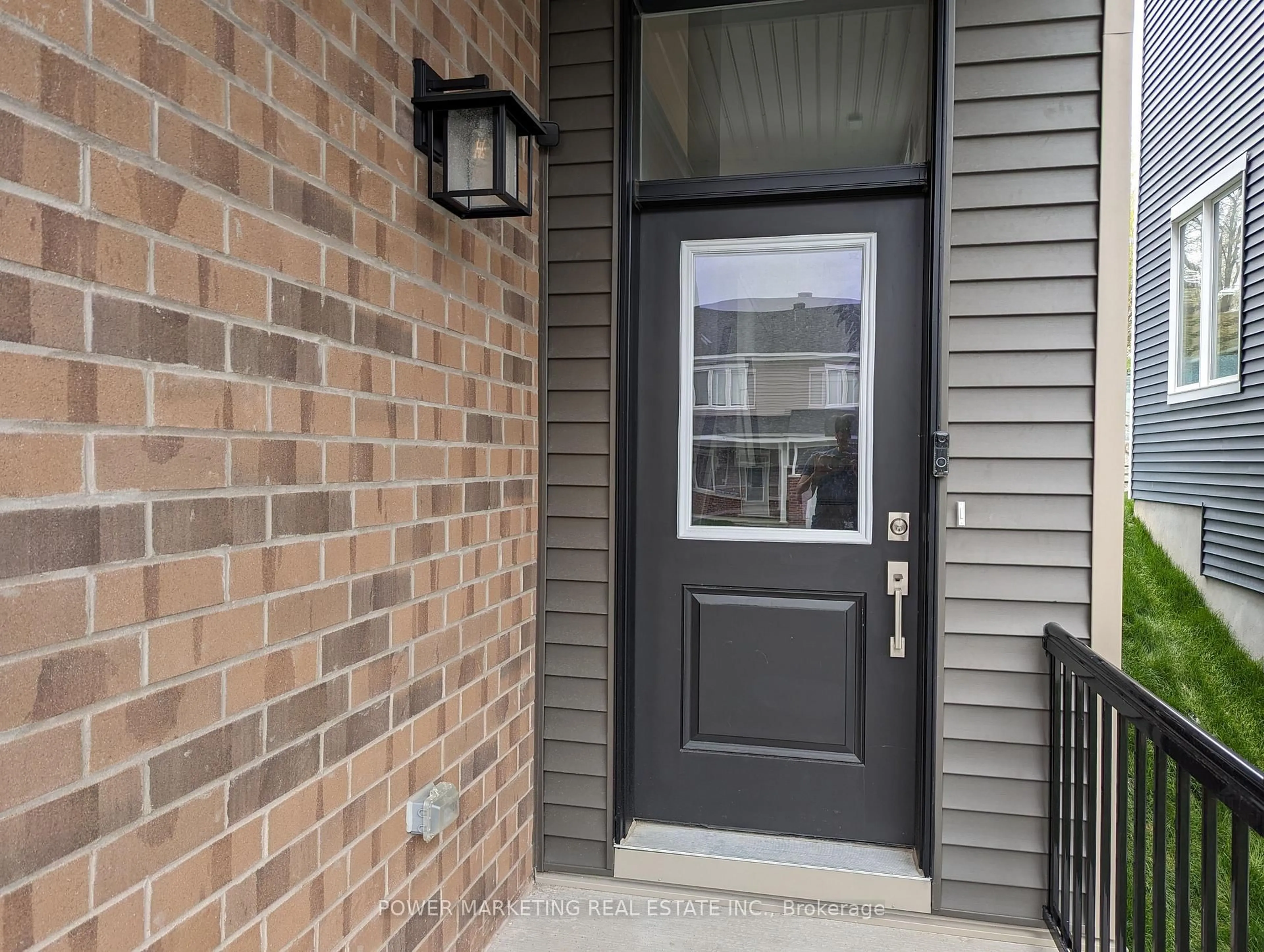 Indoor entryway for 346 Falsetto St, Ottawa Ontario K1W 0S6