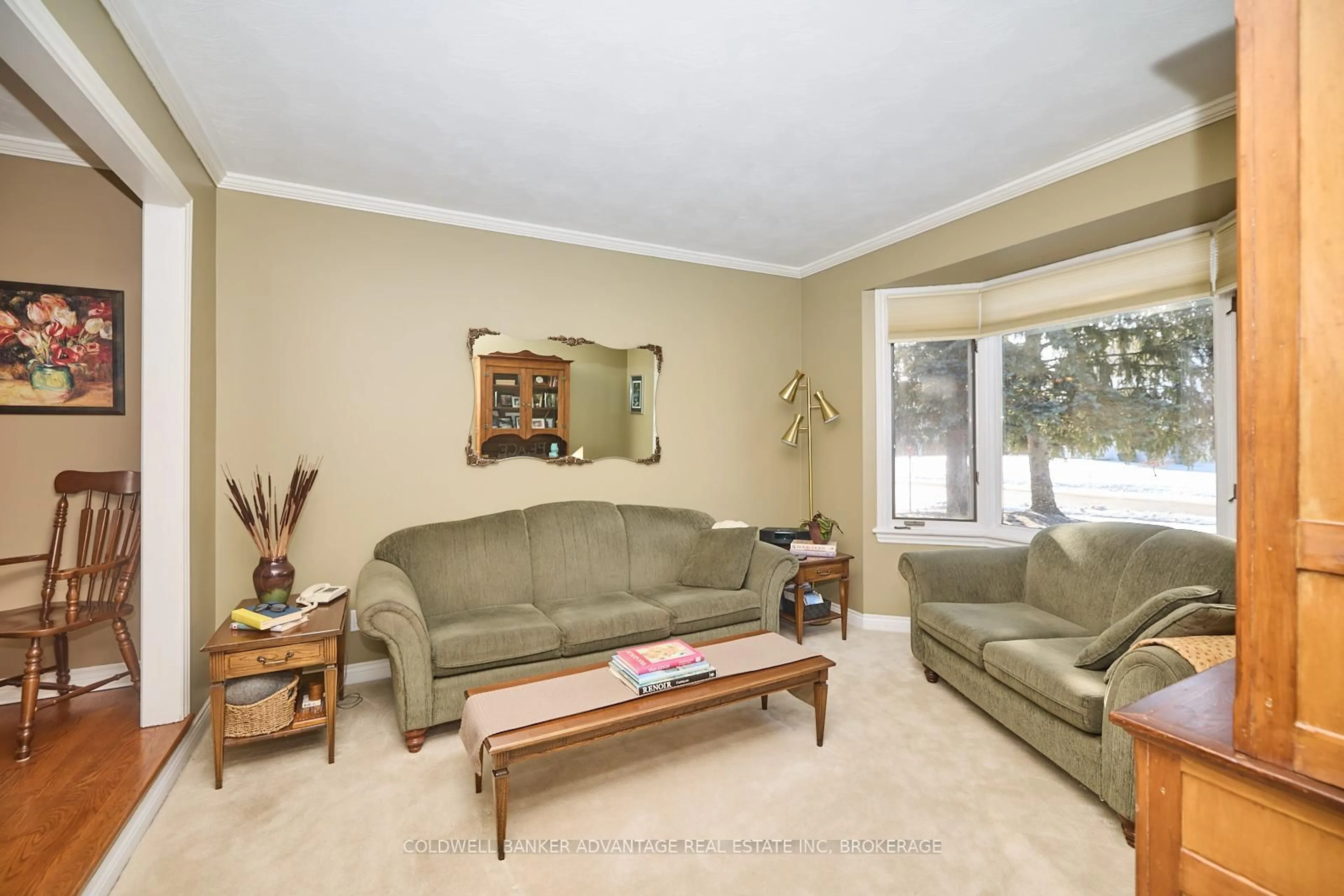Living room with furniture, unknown for 28 Dixon Cres, Welland Ontario L3C 6P4