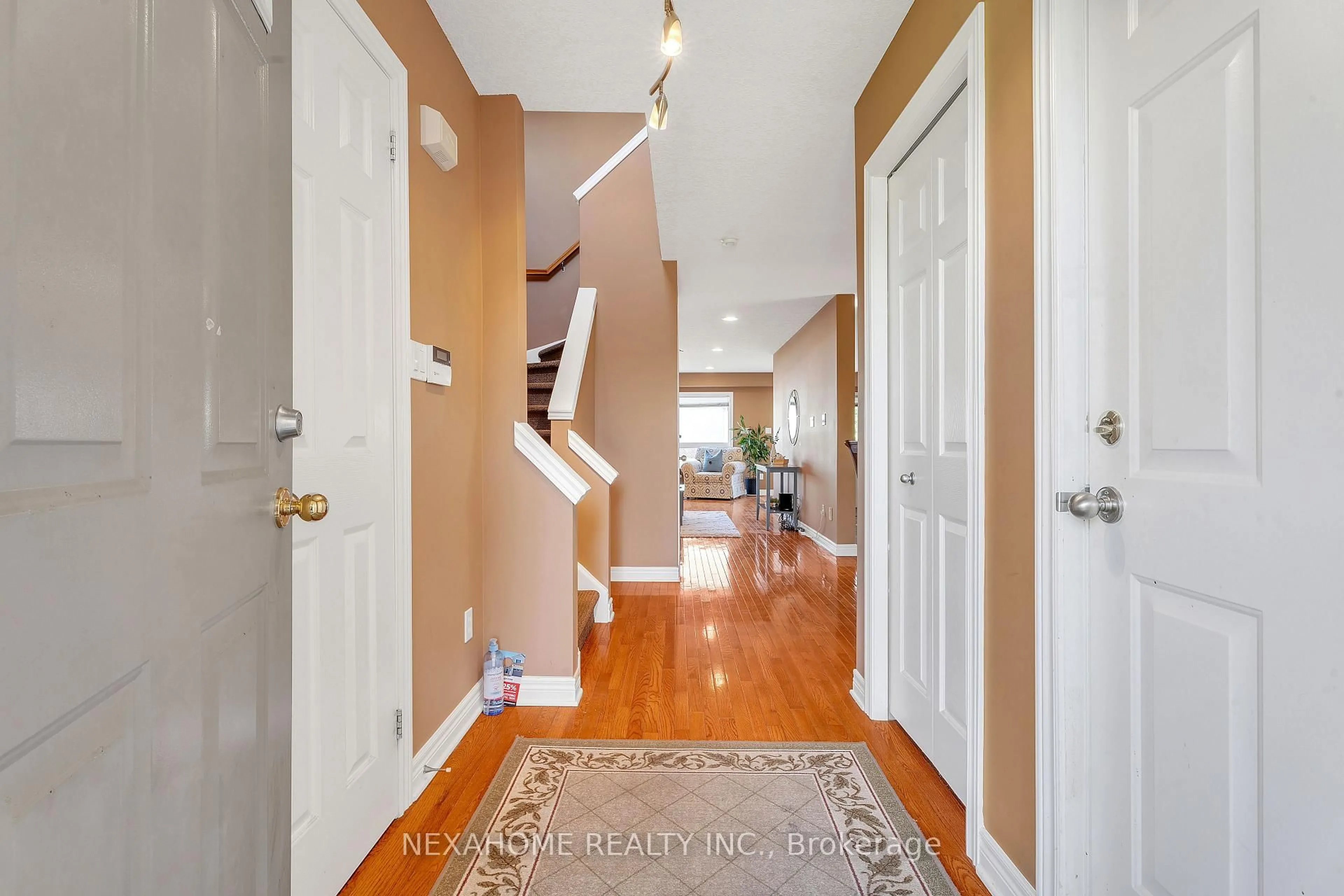 Indoor entryway for 565 Thistlewood Dr, London North Ontario N5X 4M1