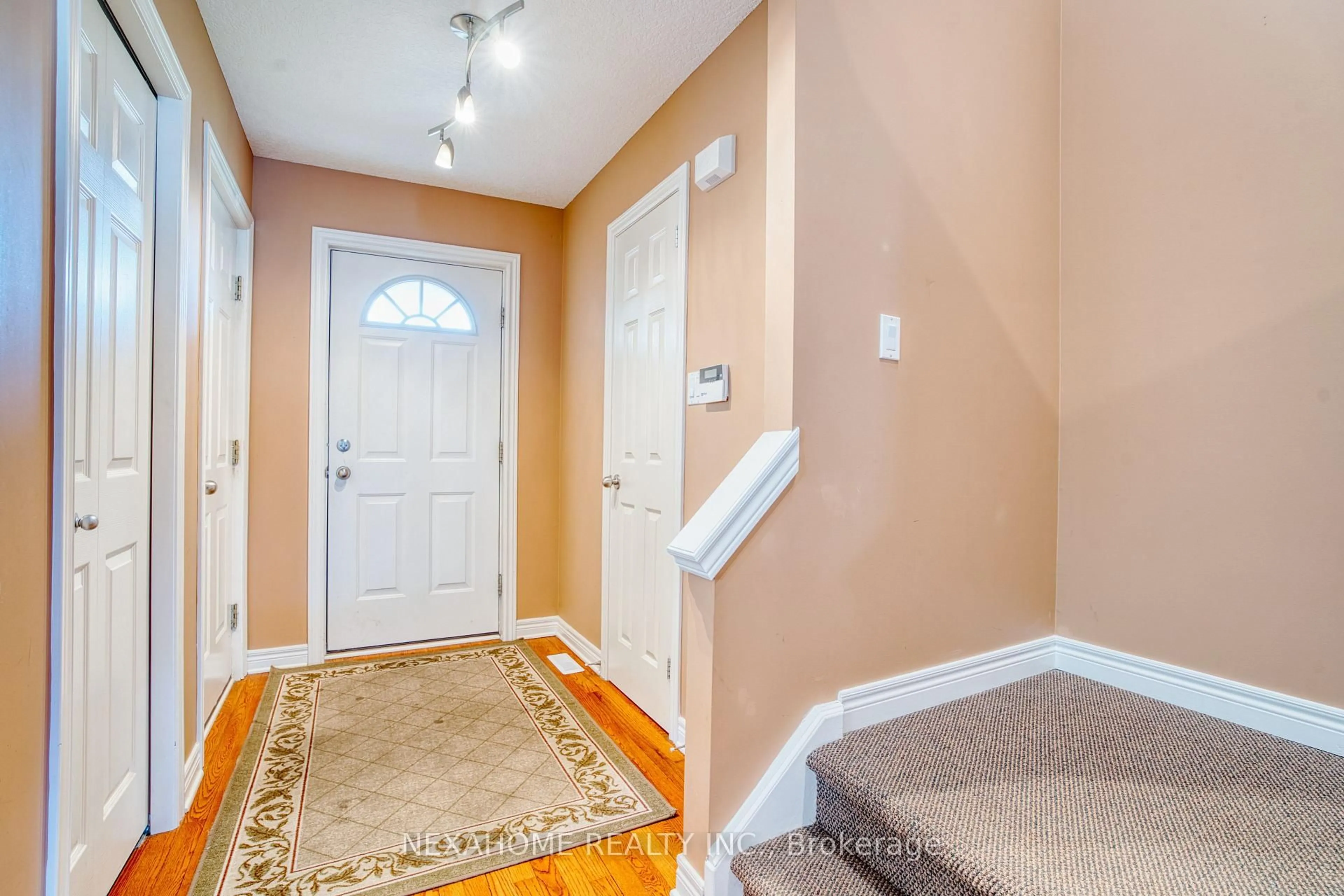 Indoor entryway for 565 Thistlewood Dr, London North Ontario N5X 4M1