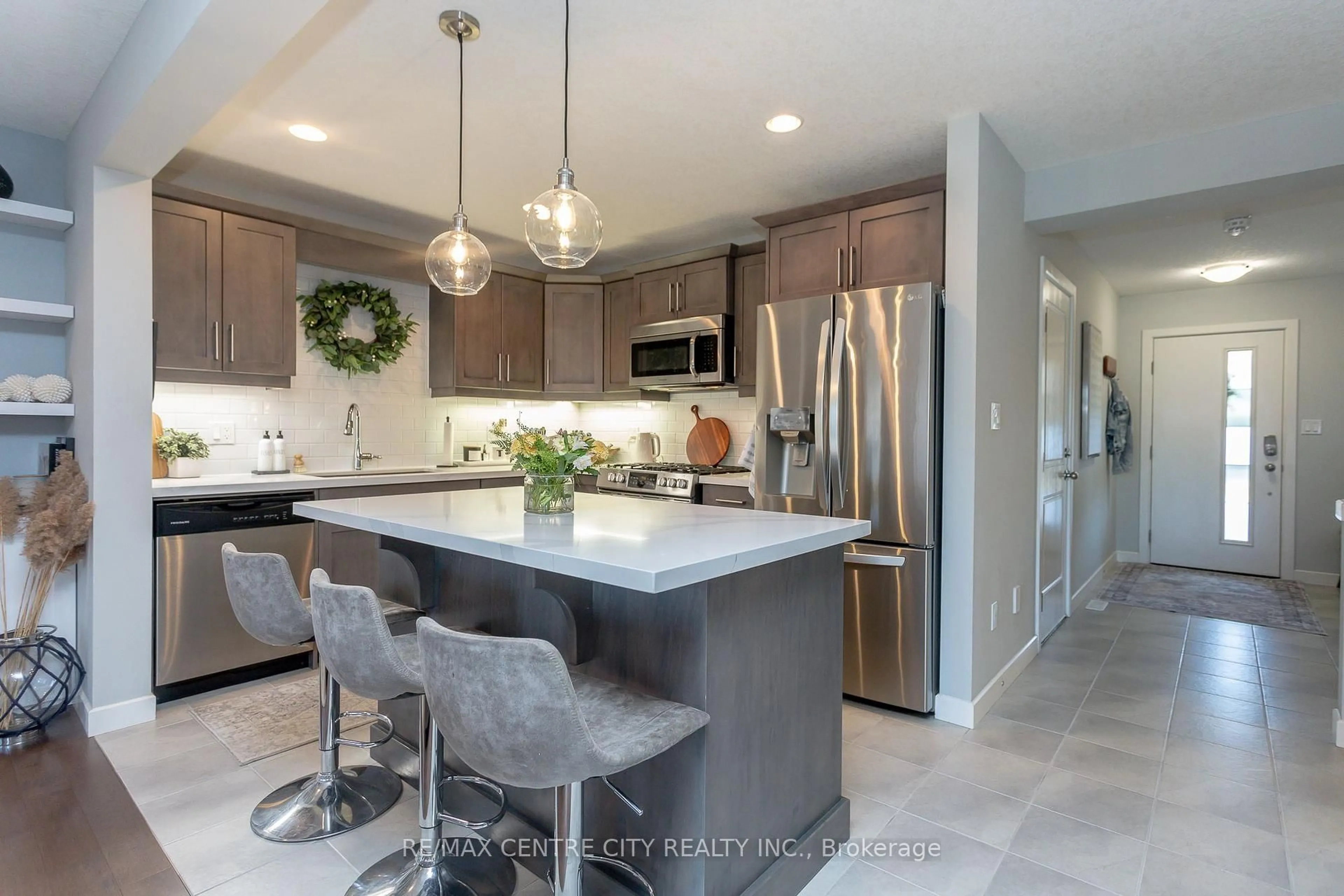 Contemporary kitchen, ceramic/tile floor for 6 Empire Pkwy, St. Thomas Ontario N5R 0E9