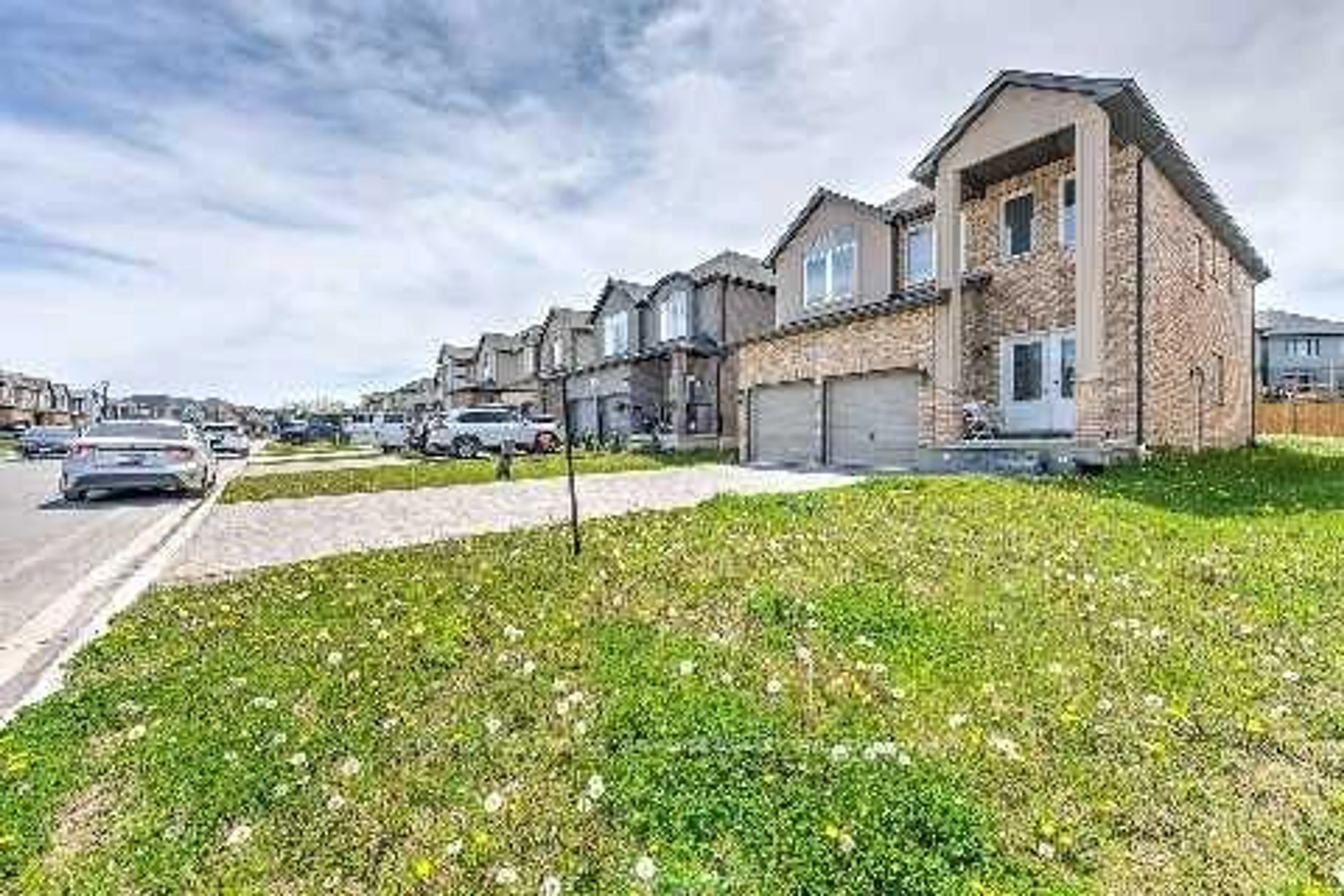 A pic from outside/outdoor area/front of a property/back of a property/a pic from drone, street for 3048 Doyle Dr, London South Ontario N6M 0G9