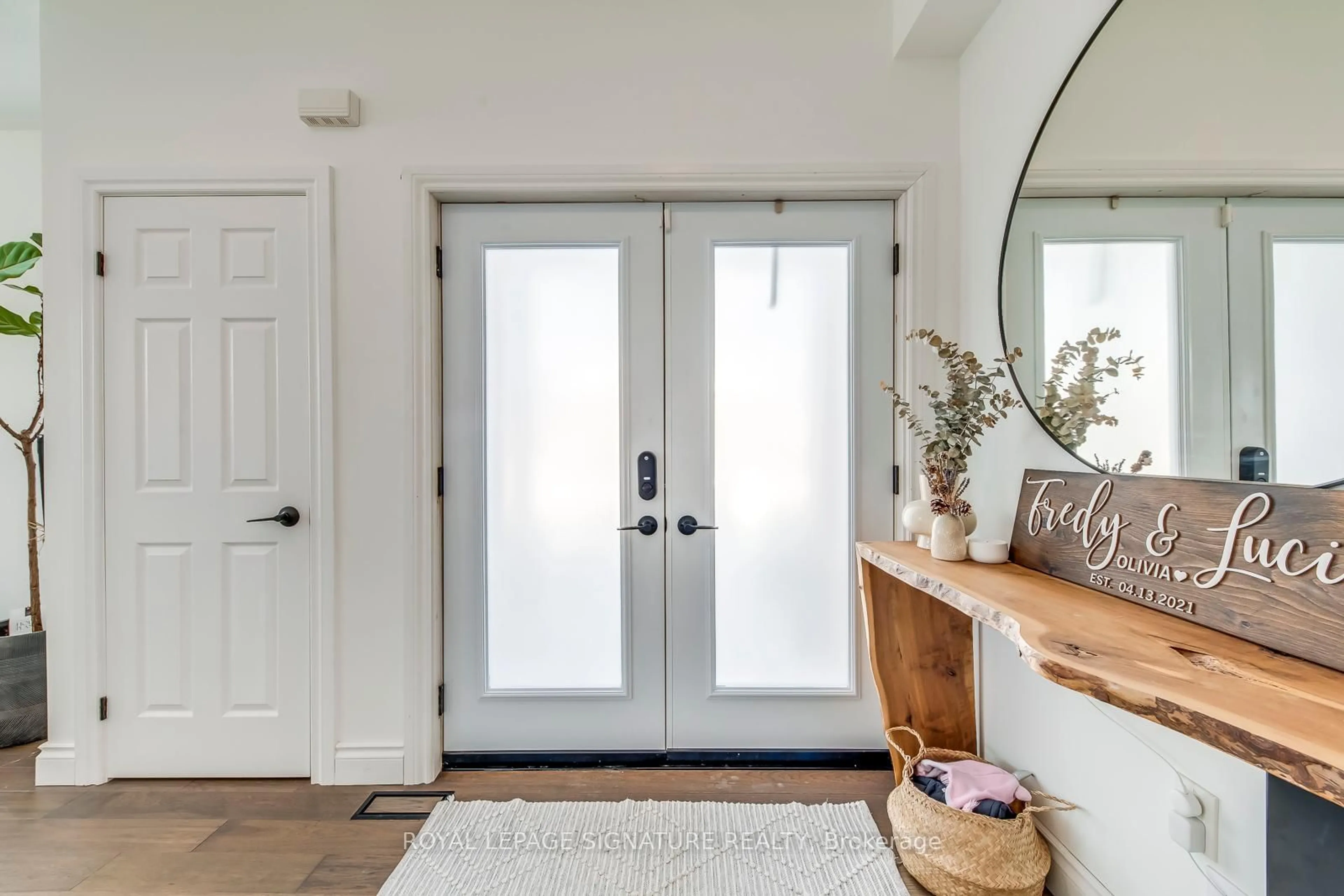 Indoor entryway for 15 Pinehill Dr, Hamilton Ontario L0R 1P0