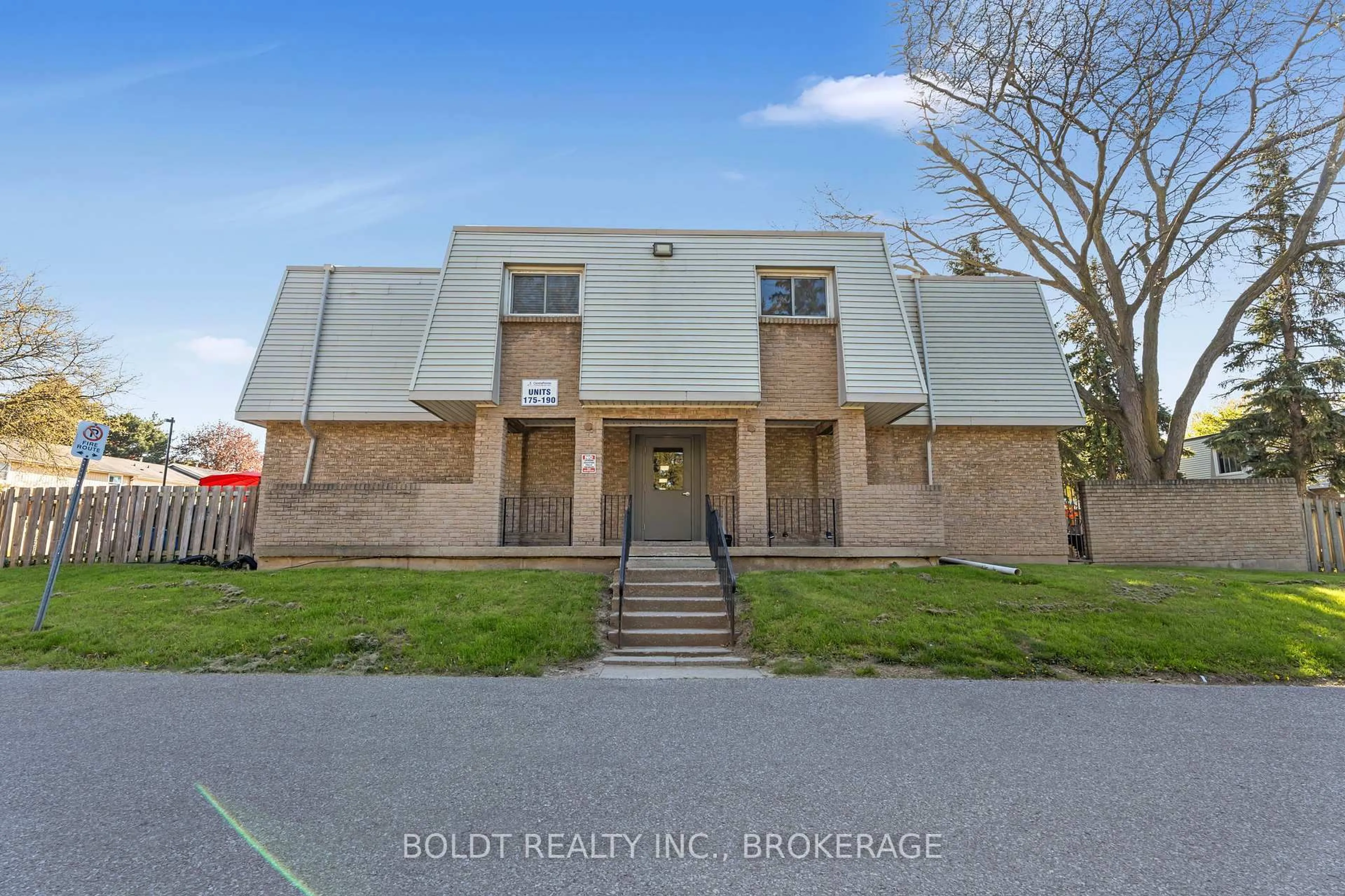 A pic from outside/outdoor area/front of a property/back of a property/a pic from drone, building for 17 Old Pine Tr #184, St. Catharines Ontario L2M 6P9