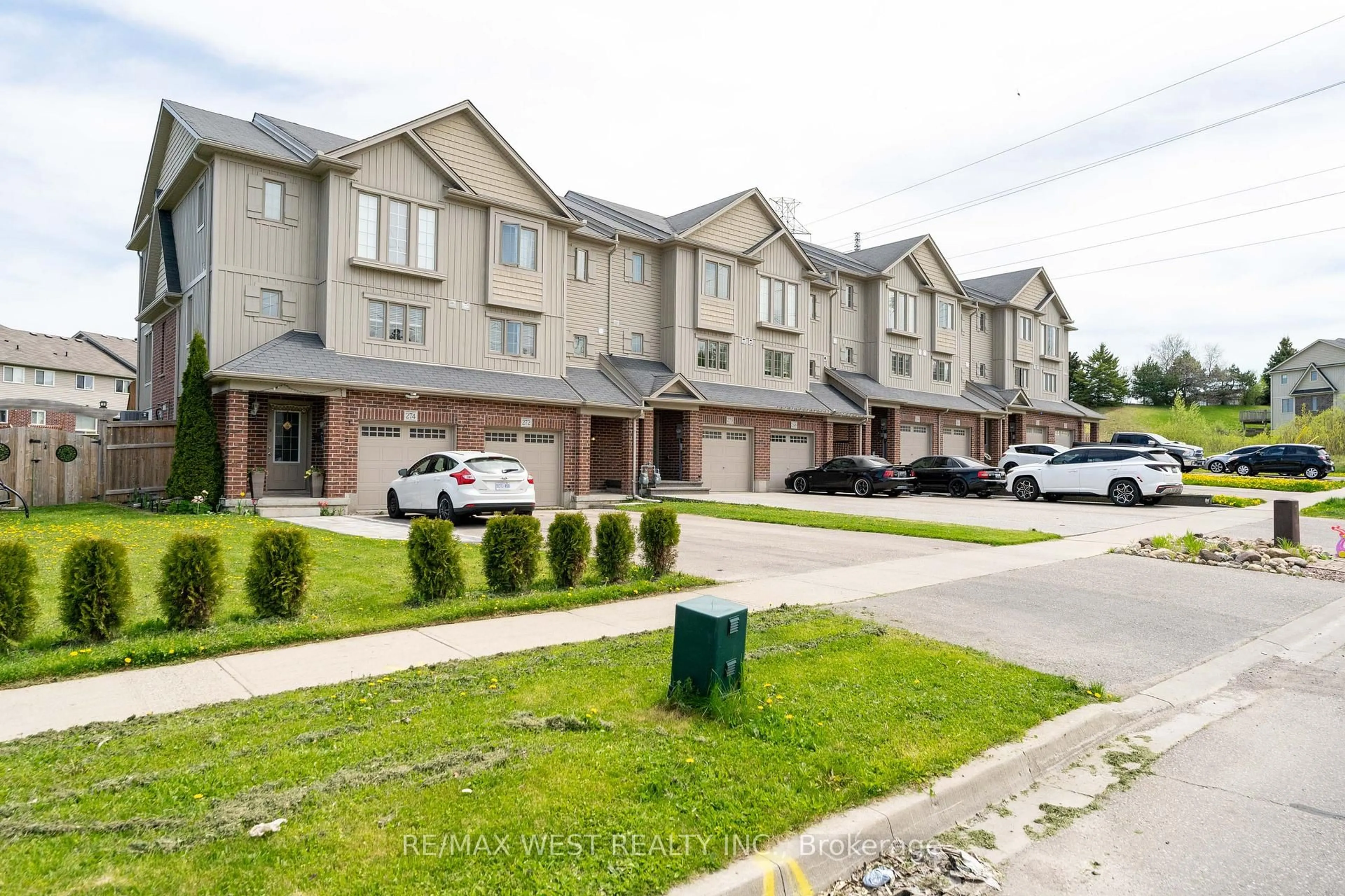 Patio, street for 272 Maitland St, Kitchener Ontario N2R 1Z1