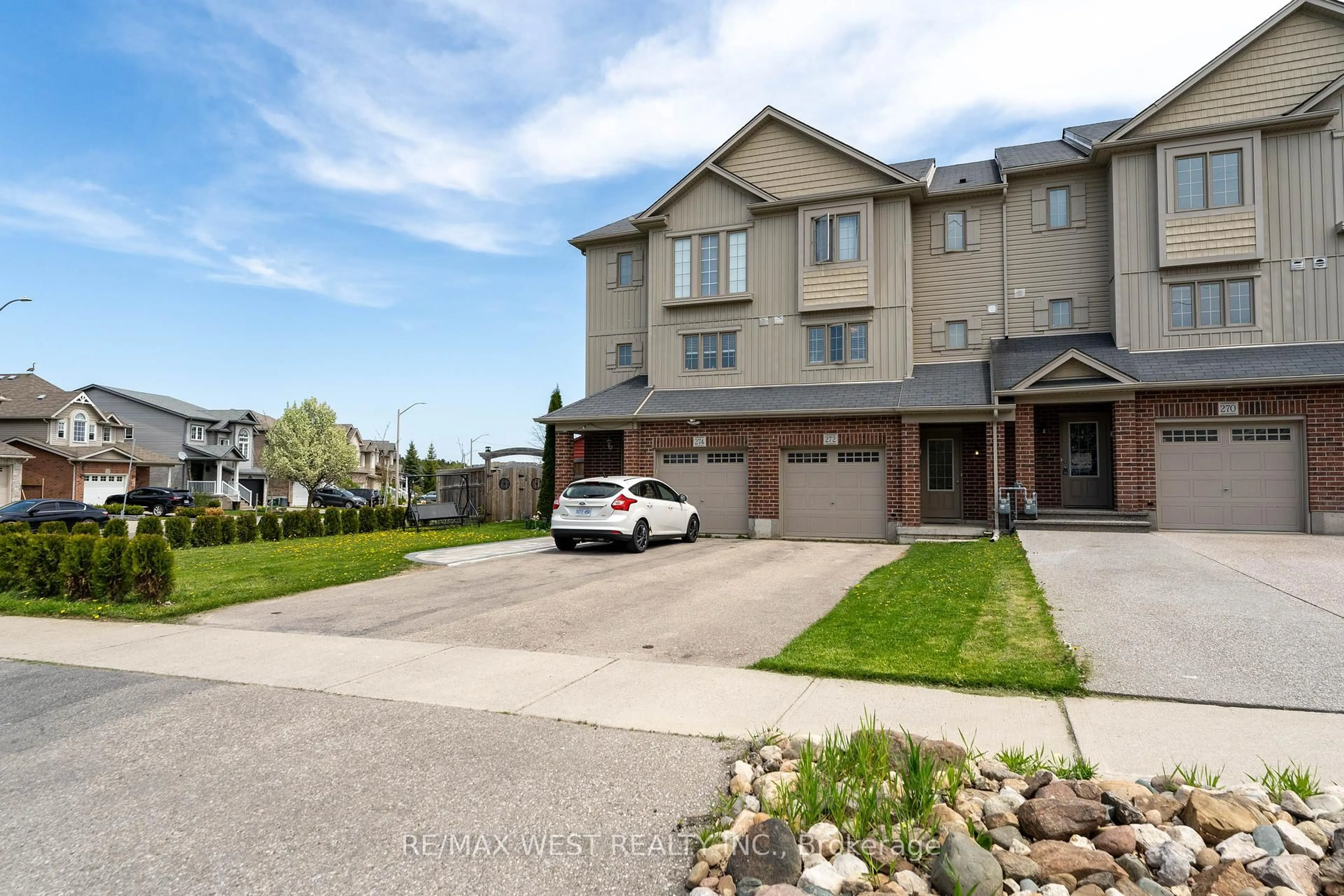 A pic from outside/outdoor area/front of a property/back of a property/a pic from drone, street for 272 Maitland St, Kitchener Ontario N2R 1Z1