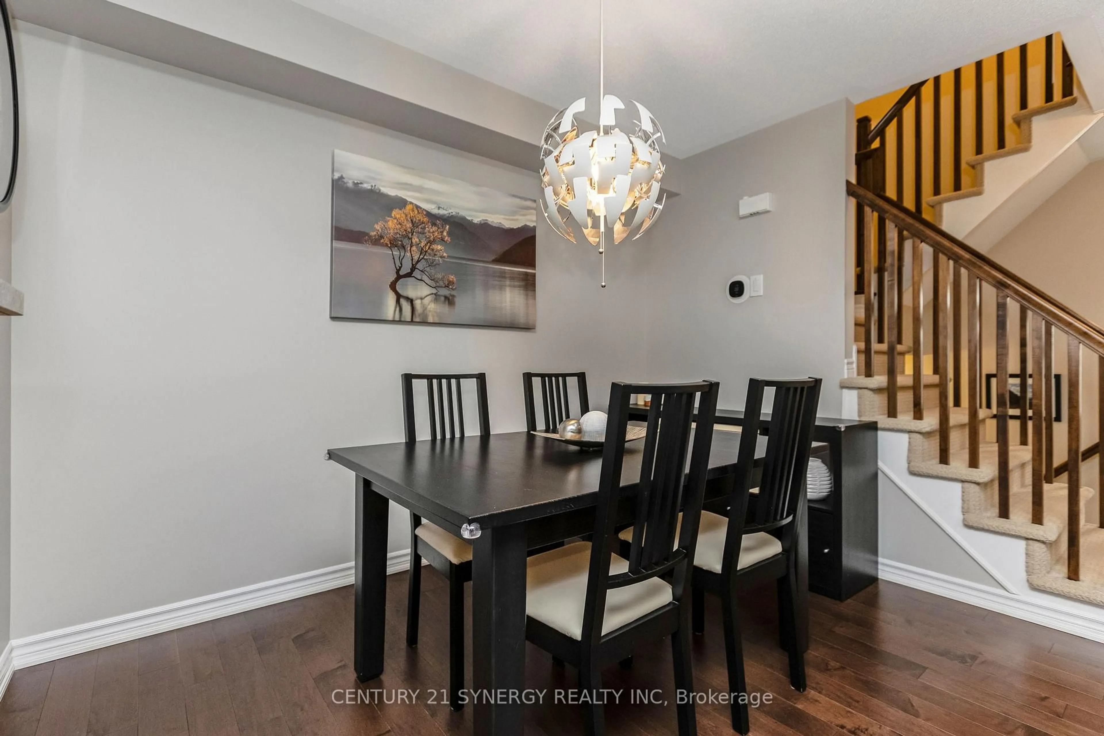 Dining room, wood/laminate floor for 126 Eclipse Cres, Ottawa Ontario K4A 0W1
