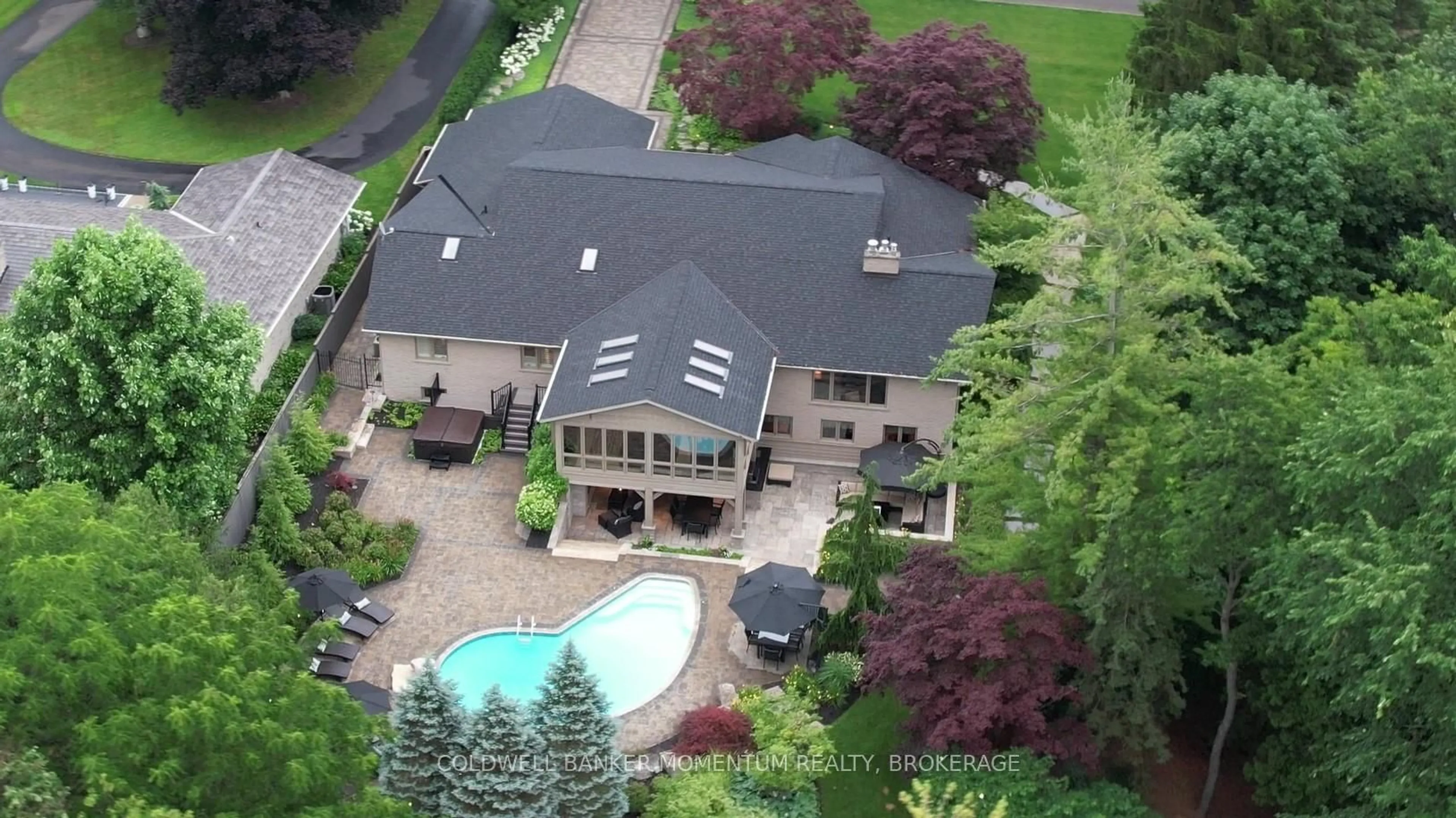 A pic from outside/outdoor area/front of a property/back of a property/a pic from drone, unknown for 25 Sunset Dr, Norfolk Ontario N3Y 4G2