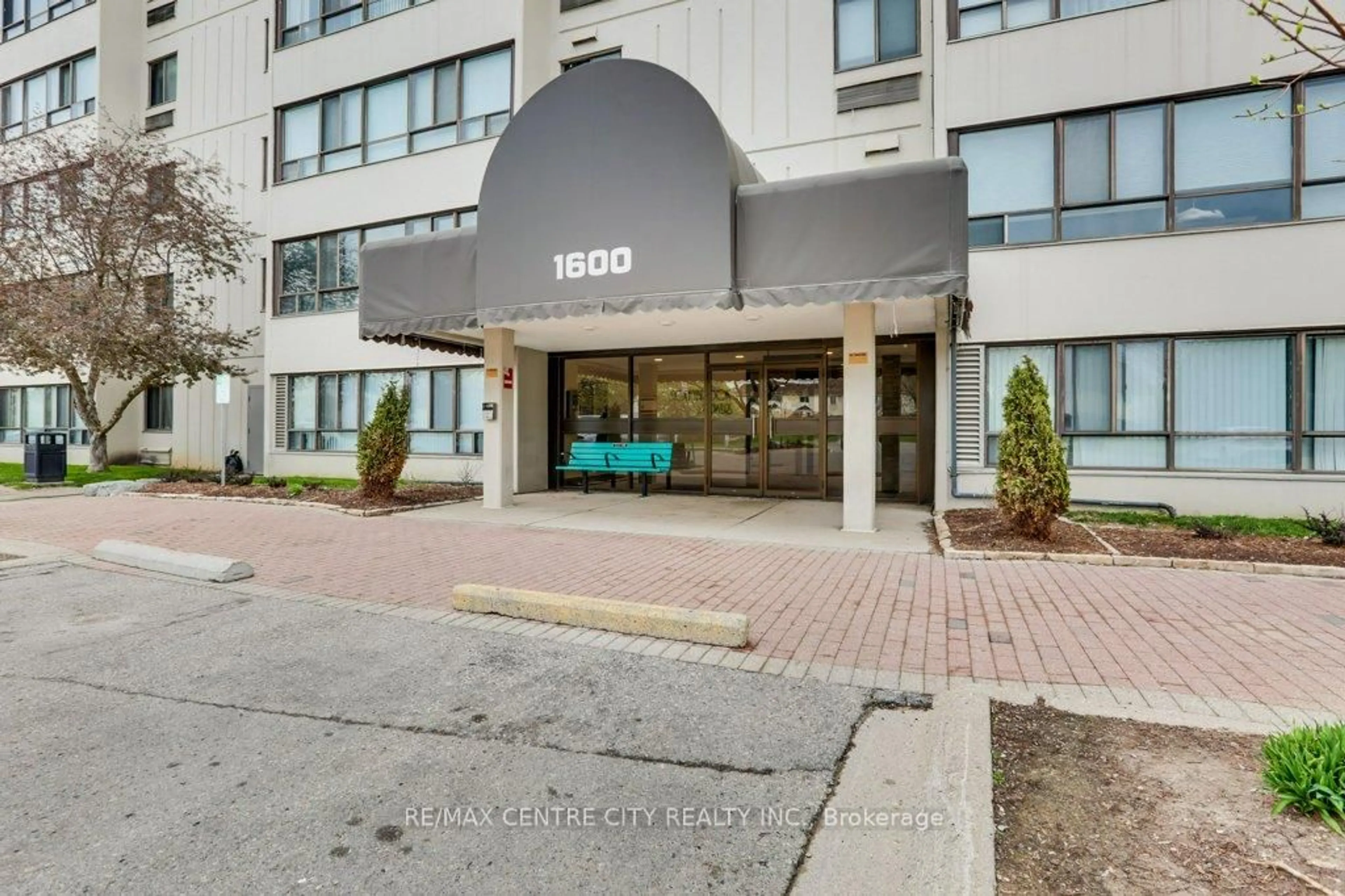 Indoor foyer for 1600 Adelaide St #702, London North Ontario N5X 3H6