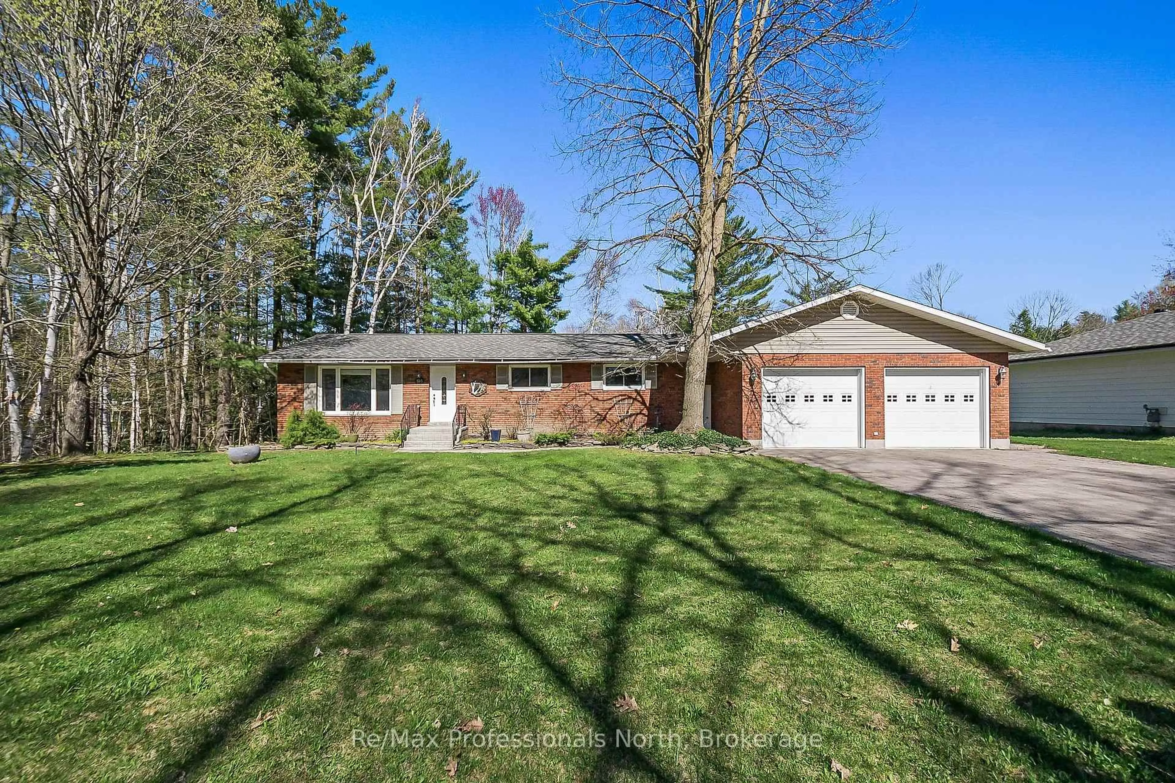 Home with brick exterior material, unknown for 150 ROBINSON Ave, Gravenhurst Ontario P1P 1R5