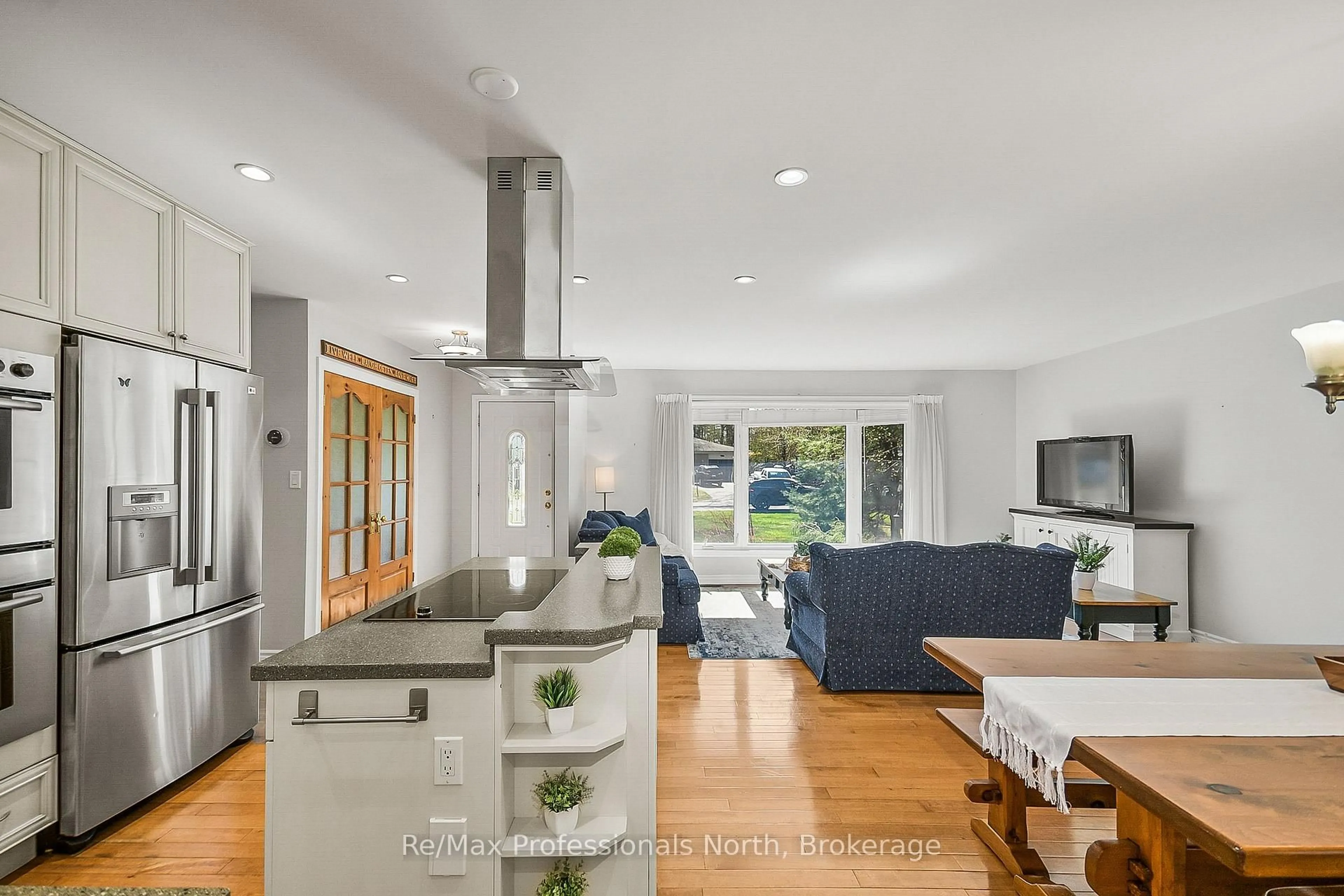 Open concept kitchen, unknown for 150 ROBINSON Ave, Gravenhurst Ontario P1P 1R5