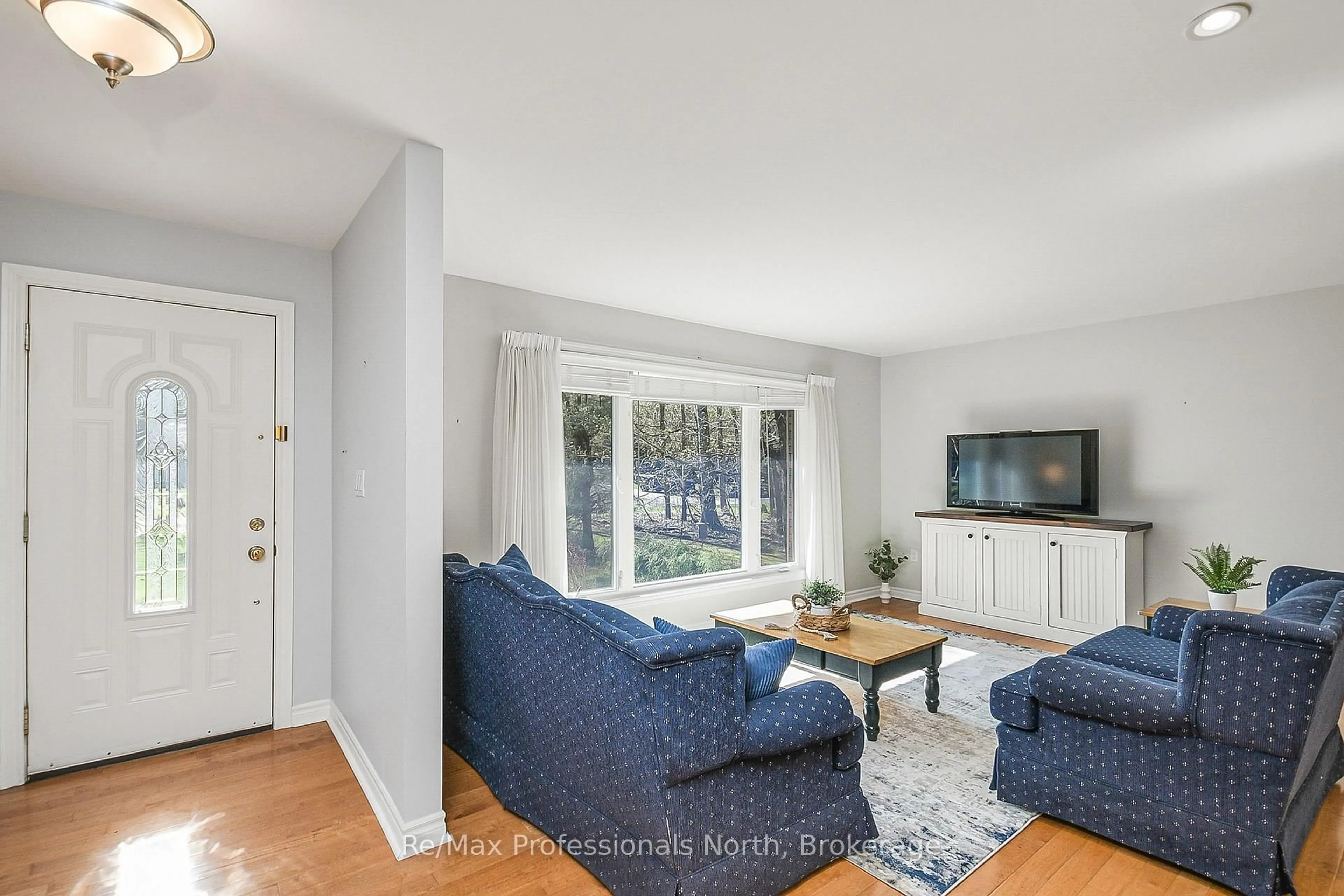 Living room with furniture, unknown for 150 ROBINSON Ave, Gravenhurst Ontario P1P 1R5