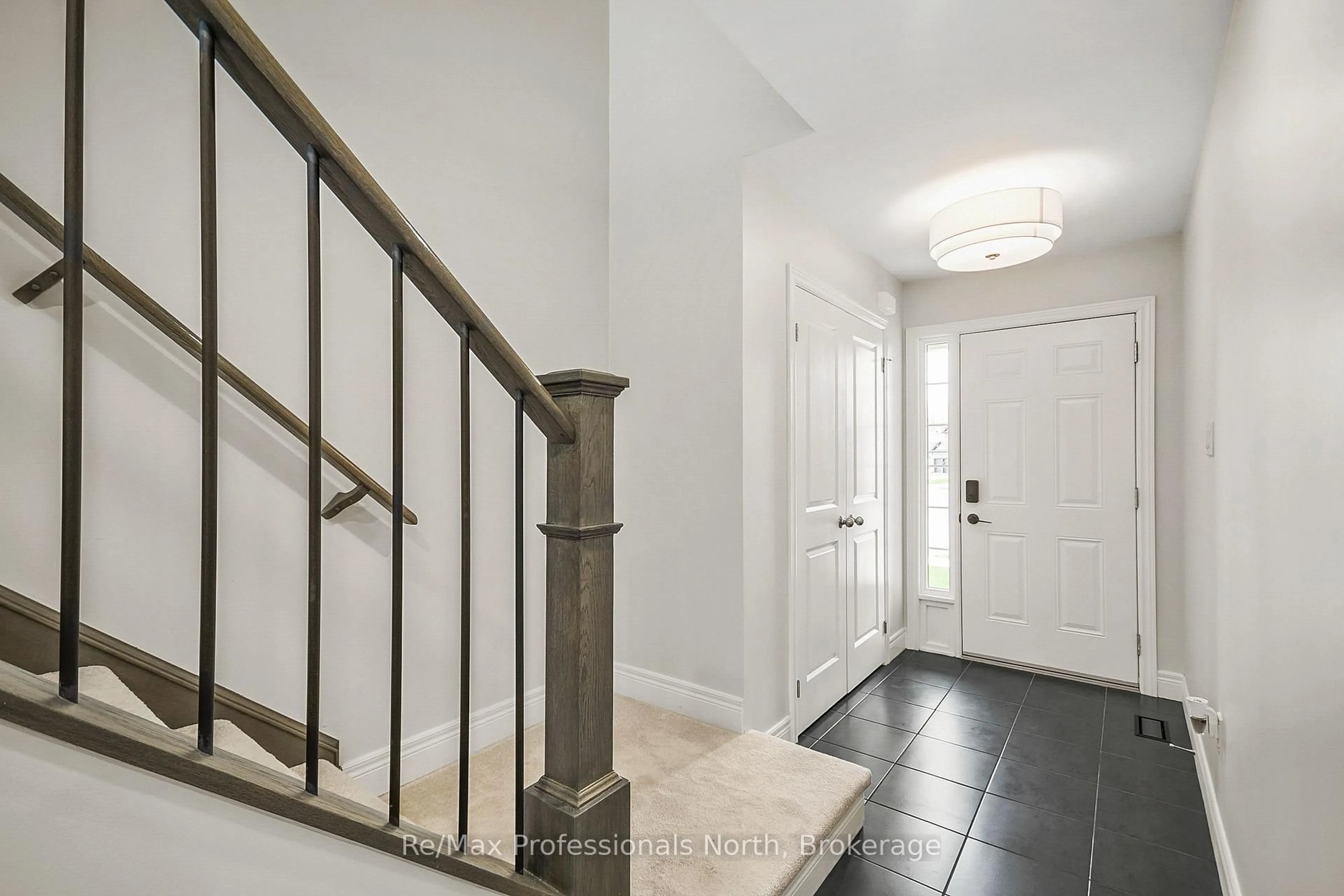 Indoor entryway for 340 Wild Rose Dr, Gravenhurst Ontario P1P 0B4