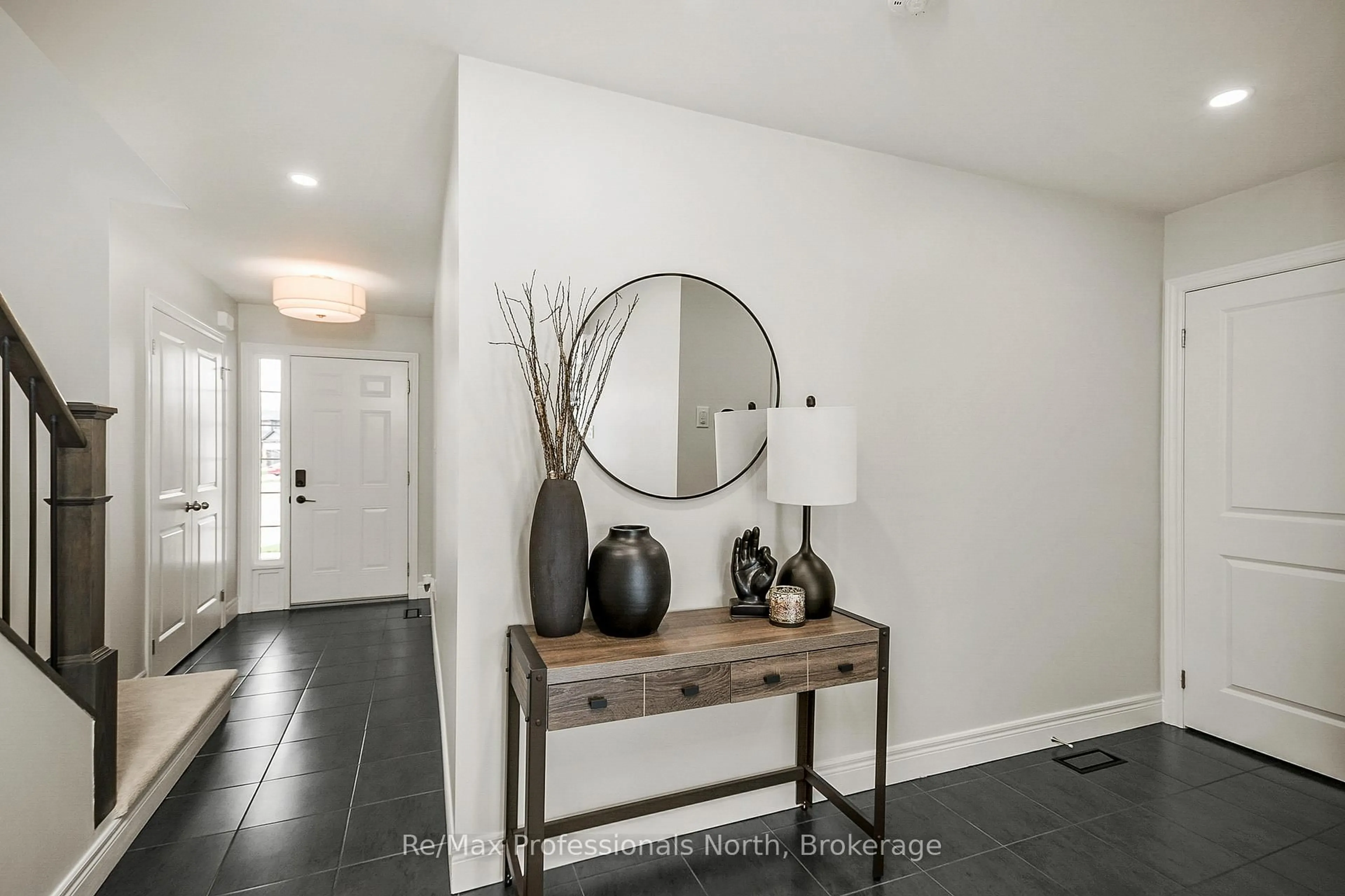 Indoor entryway for 340 Wild Rose Dr, Gravenhurst Ontario P1P 0B4
