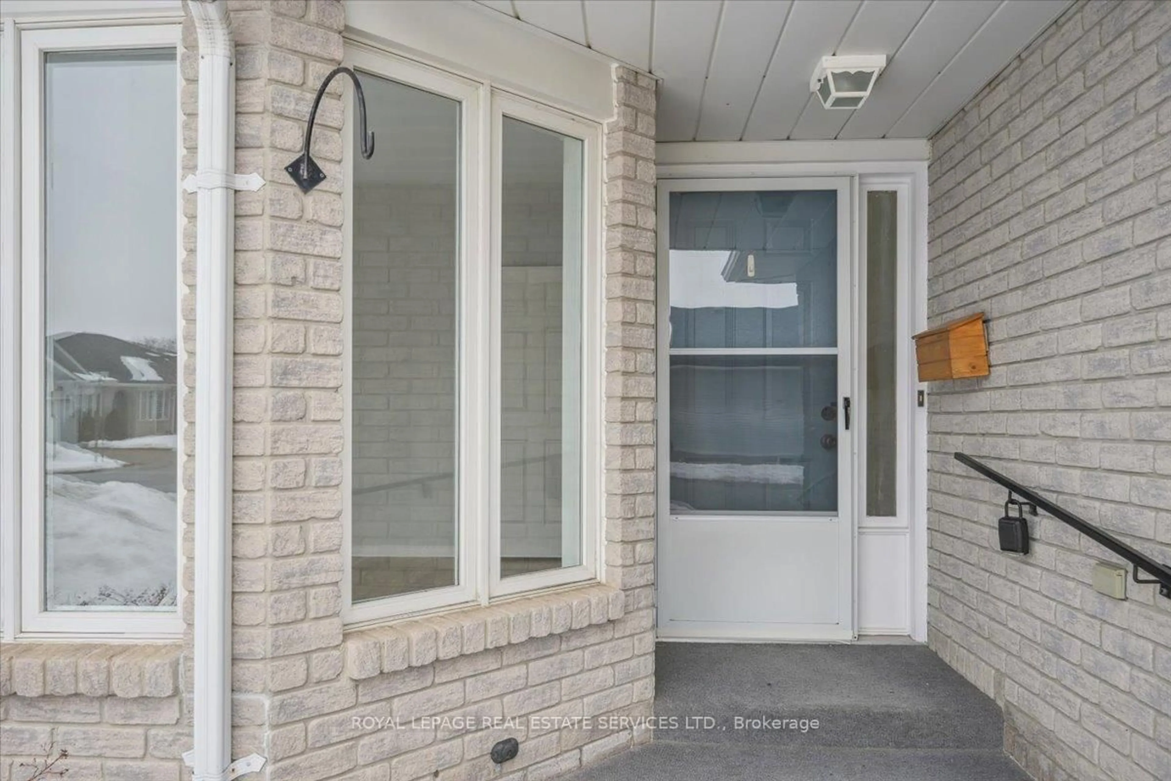 Indoor entryway for 29 Garden Dr #18, West Lincoln Ontario L0R 2A0