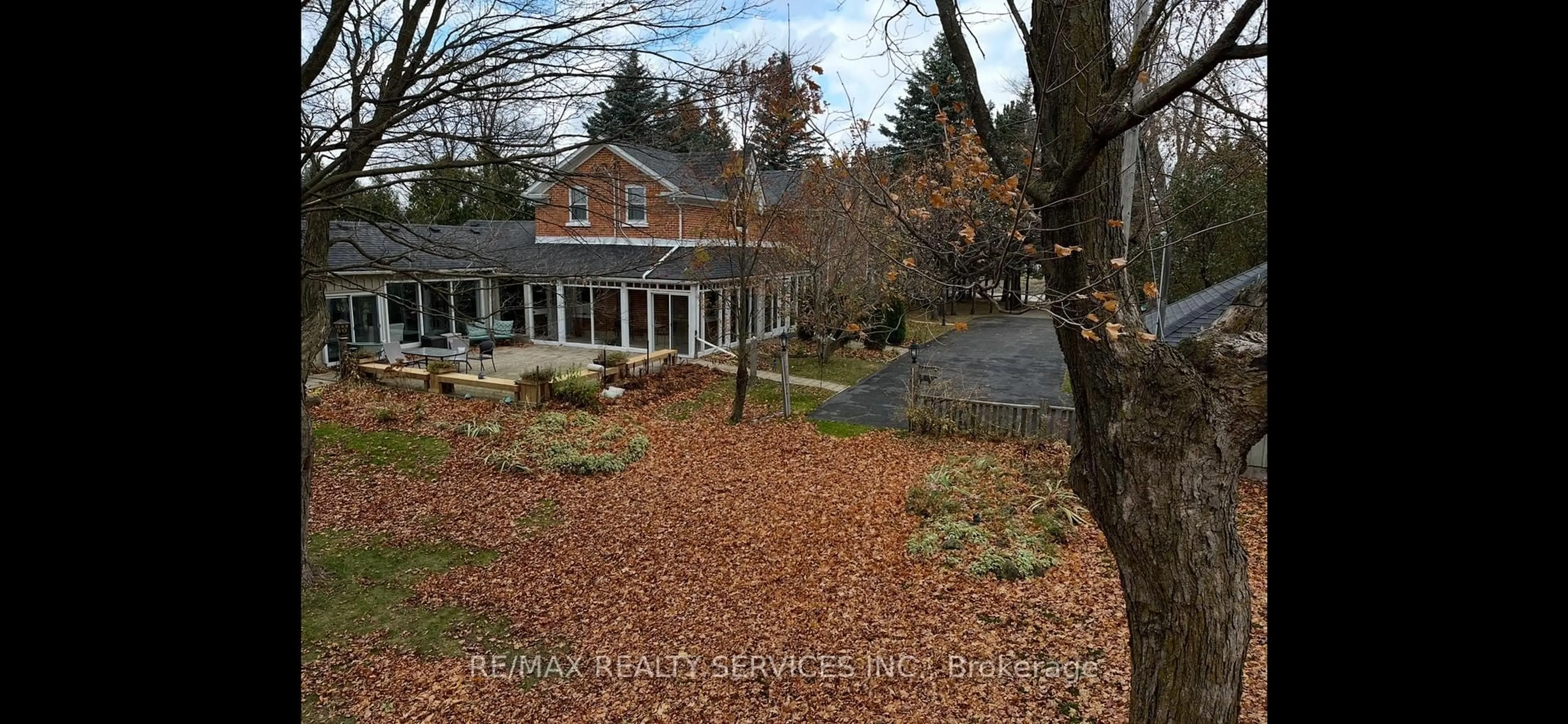 A pic from outside/outdoor area/front of a property/back of a property/a pic from drone, unknown for 507506 Highway 89, Mono Ontario L9V 1J4