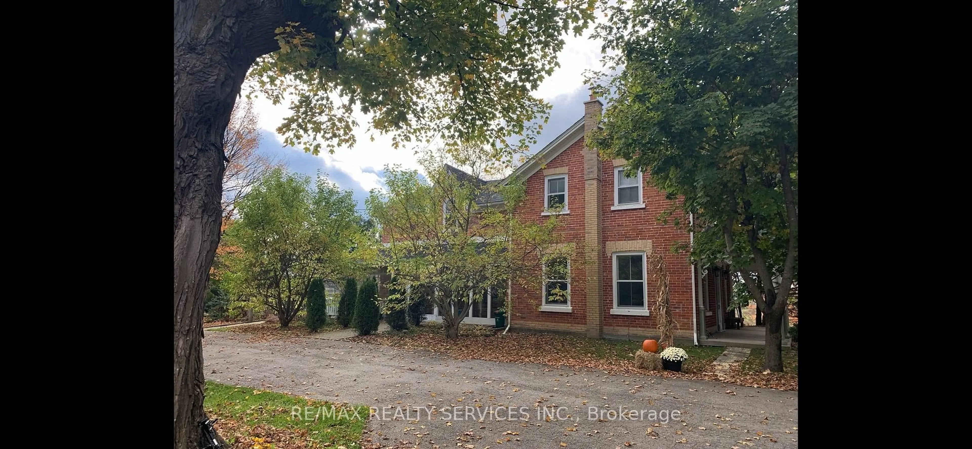 A pic from outside/outdoor area/front of a property/back of a property/a pic from drone, street for 507506 Highway 89, Mono Ontario L9V 1J4