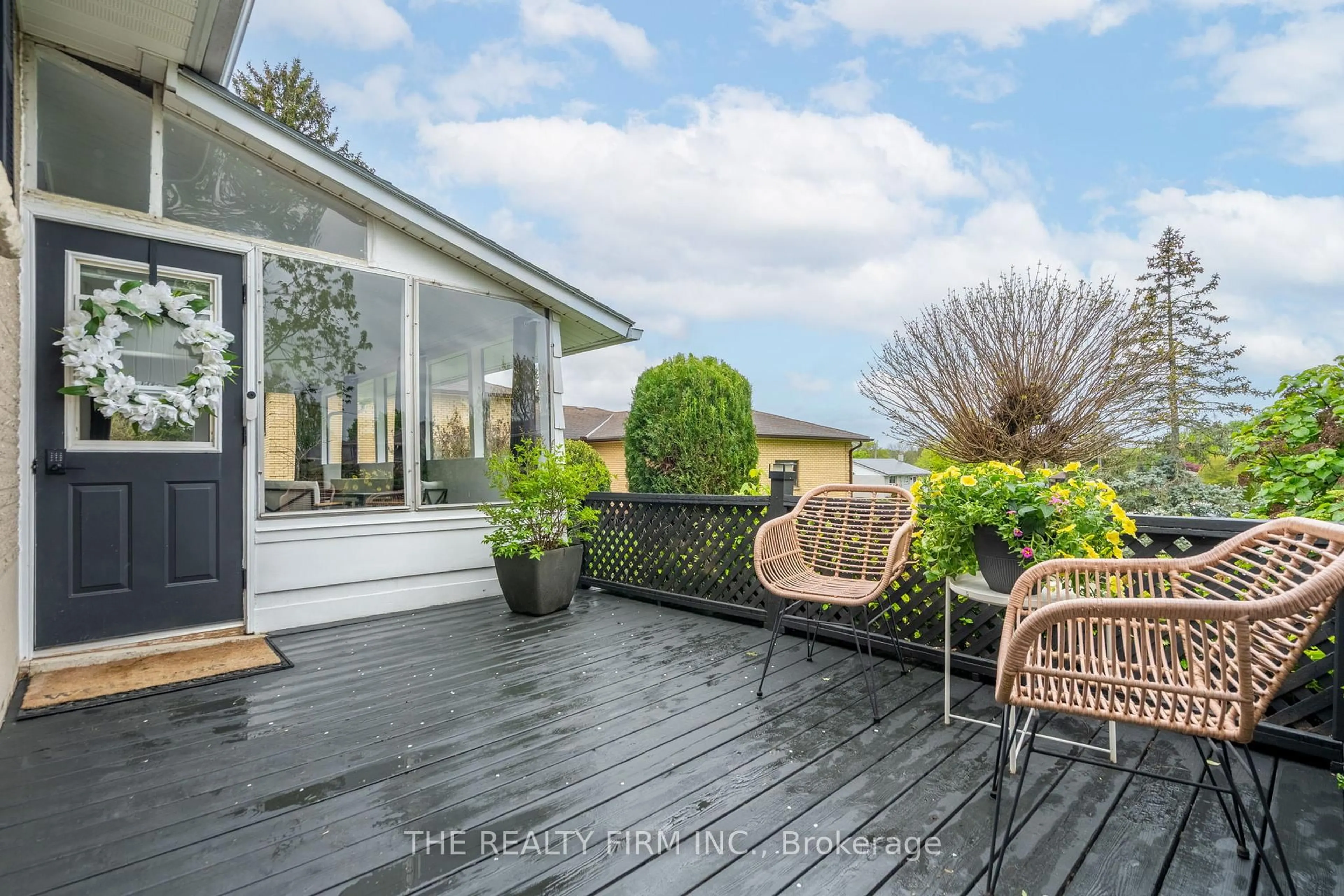 A pic from outside/outdoor area/front of a property/back of a property/a pic from drone, water/lake/river/ocean view for 56 Sparta St, St. Thomas Ontario N5R 5G9
