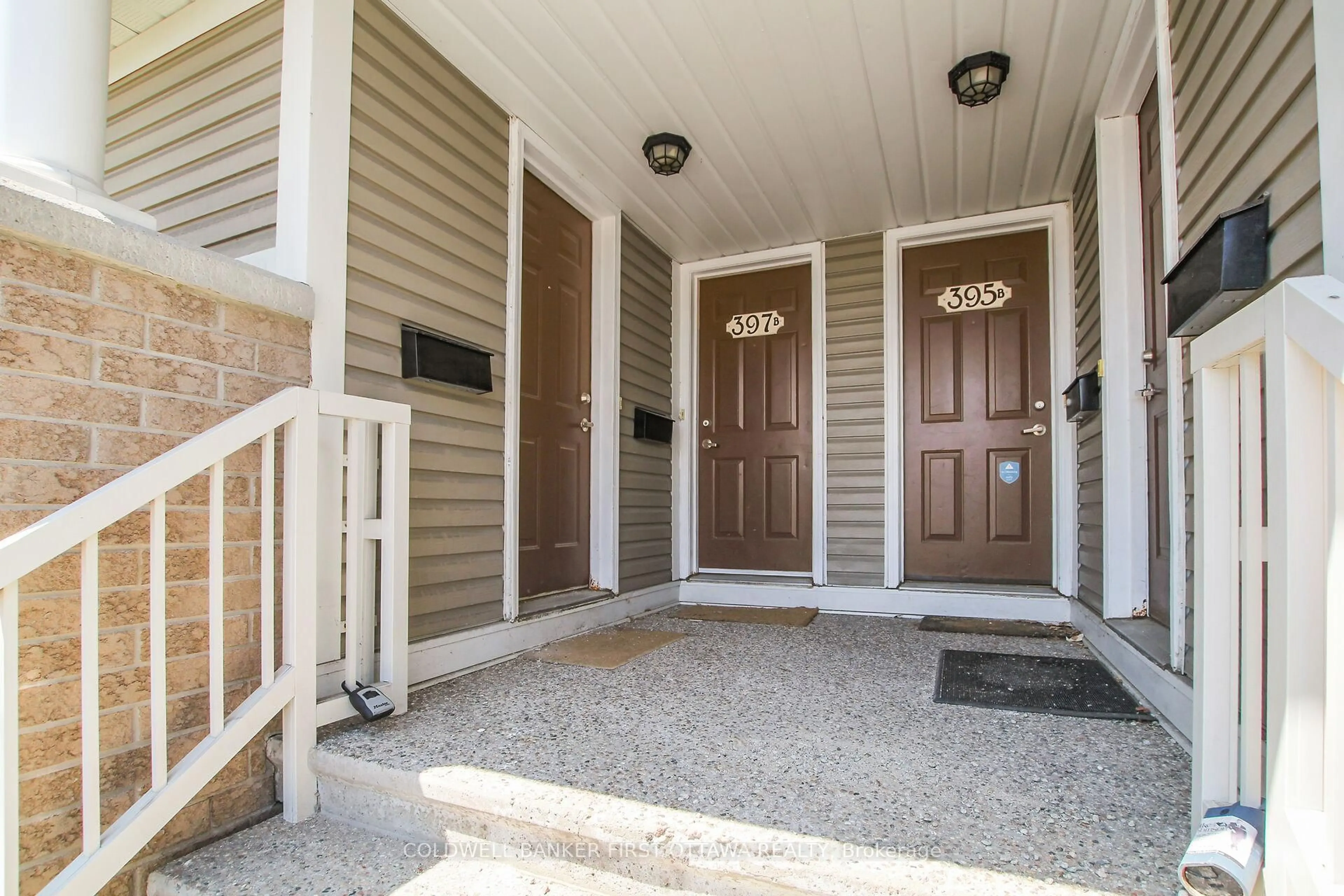 Indoor entryway for 397 CHAPMAN MILLS Dr #B, Ottawa Ontario K2J 0M7