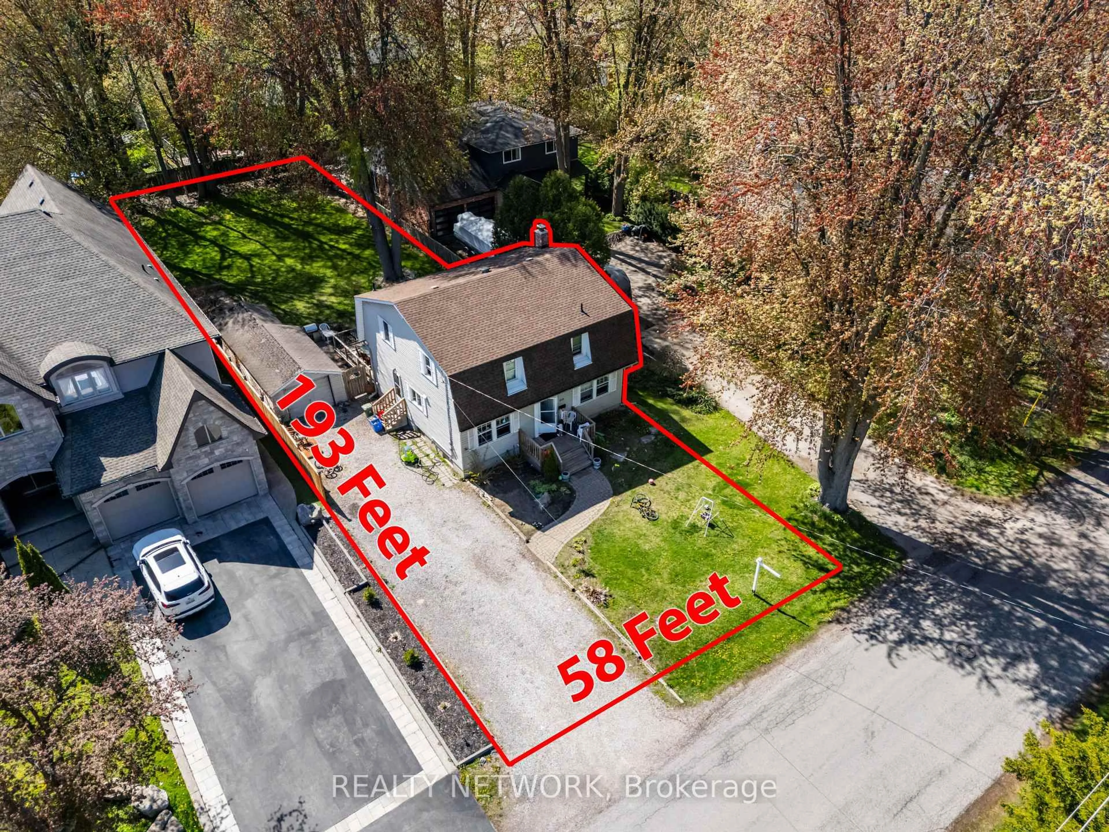 A pic from outside/outdoor area/front of a property/back of a property/a pic from drone, street for 210 Valleyview Dr, Hamilton Ontario L9G 2A8