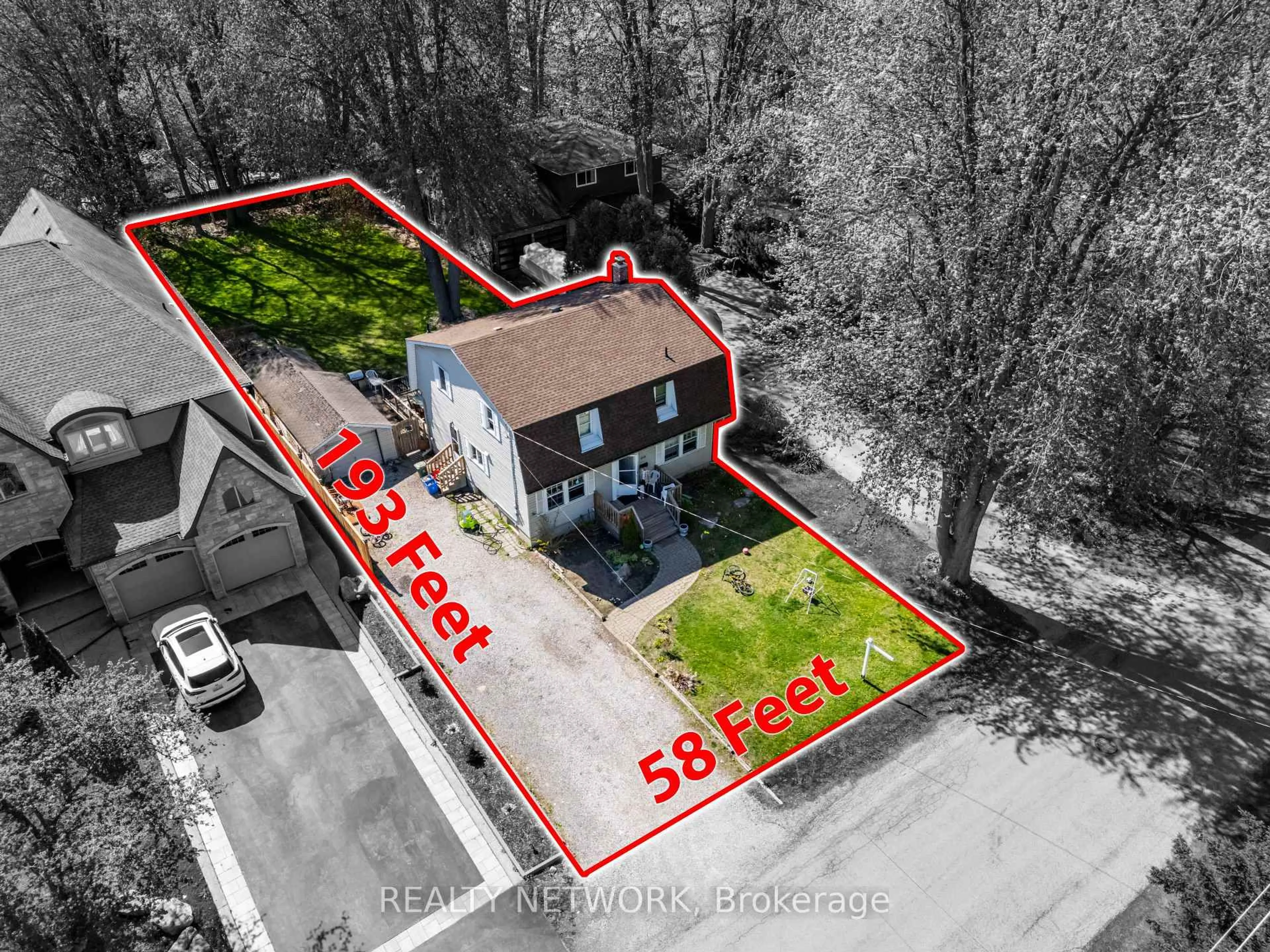 A pic from outside/outdoor area/front of a property/back of a property/a pic from drone, street for 210 Valleyview Dr, Hamilton Ontario L9G 2A8